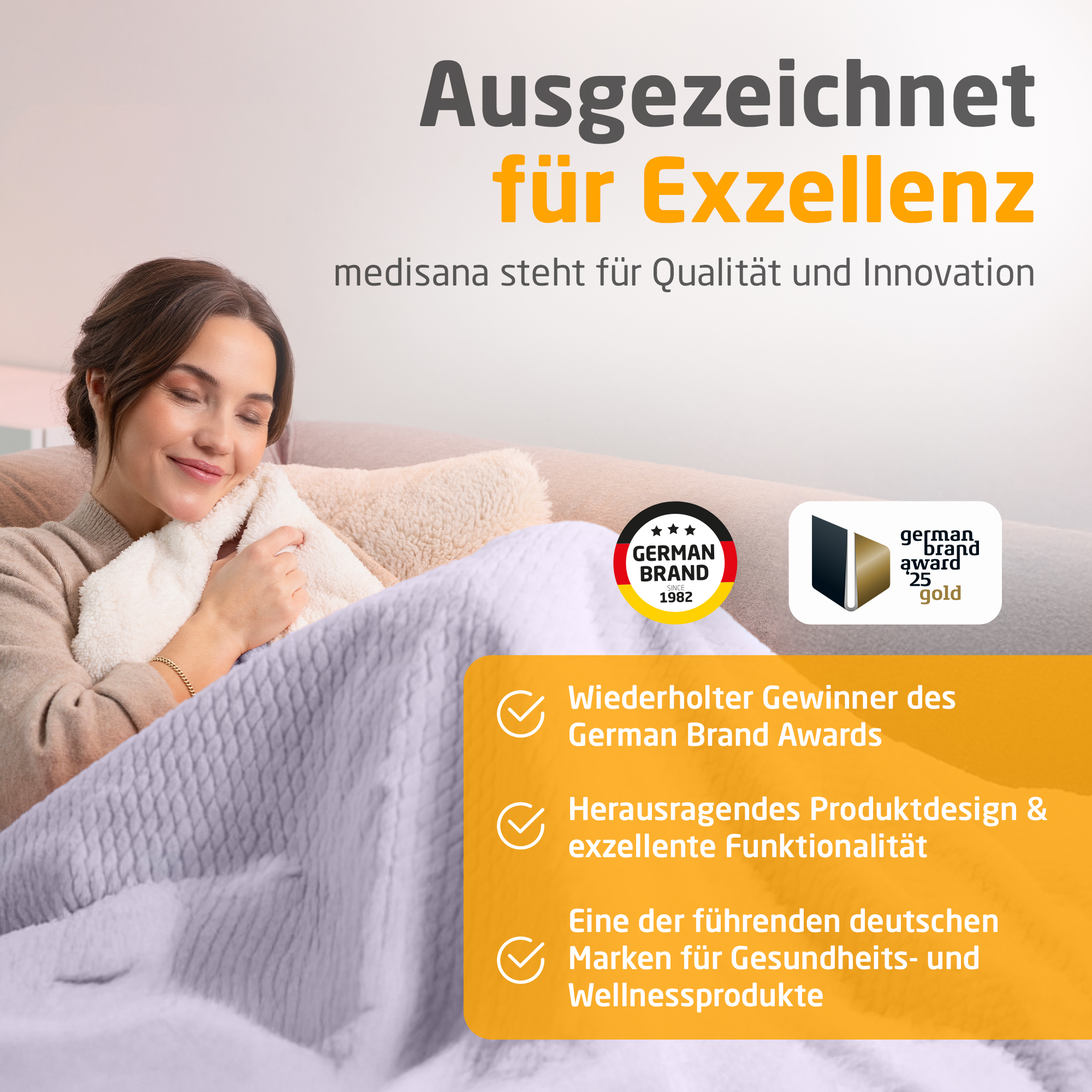 Frau mit geschlossenen Augen, hält ein weißes, flauschiges Objekt, eingehüllt in eine hellblaue Decke. Text: Preisgekrönte Marke.