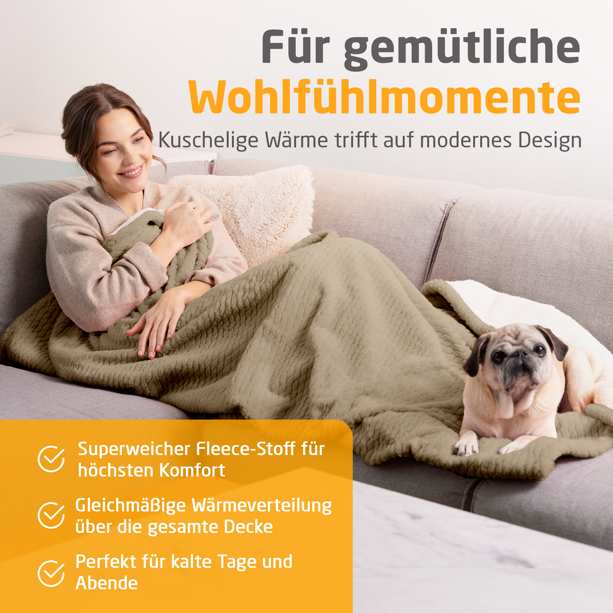 Frau auf Couch mit Decke und Mops. Text: 'Gemütliche Momente.' Die Decke ist beige.