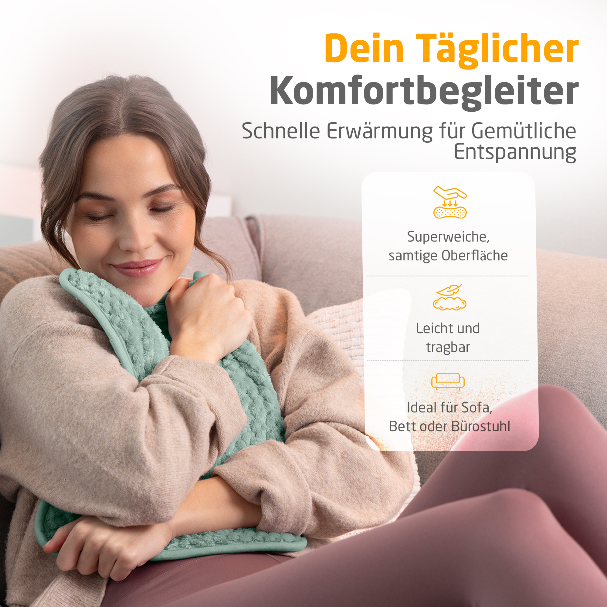 Eine lächelnde Frau hält ein türkisfarbenes Heizkissen. Text: Komfort, schnelles Heizen, Nutzung auf Sofa, Bett oder Büro.