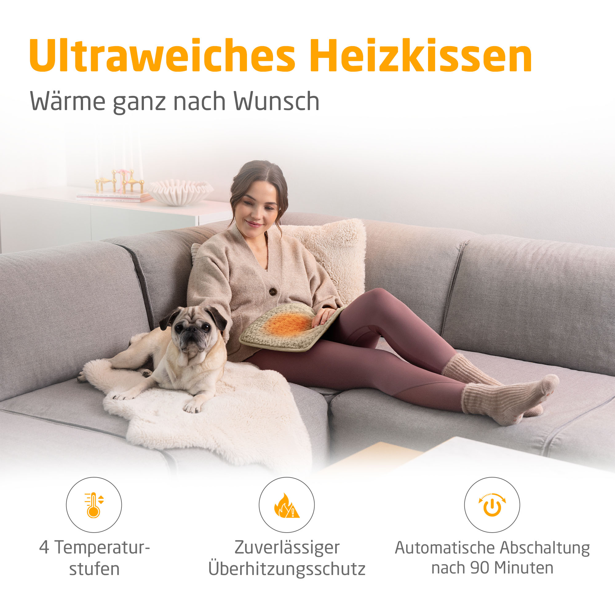 Frau auf Couch mit Mops, Wärmekissen. Eigenschaften: 4 Stufen, Überhitzungsschutz, automatische Abschaltung.