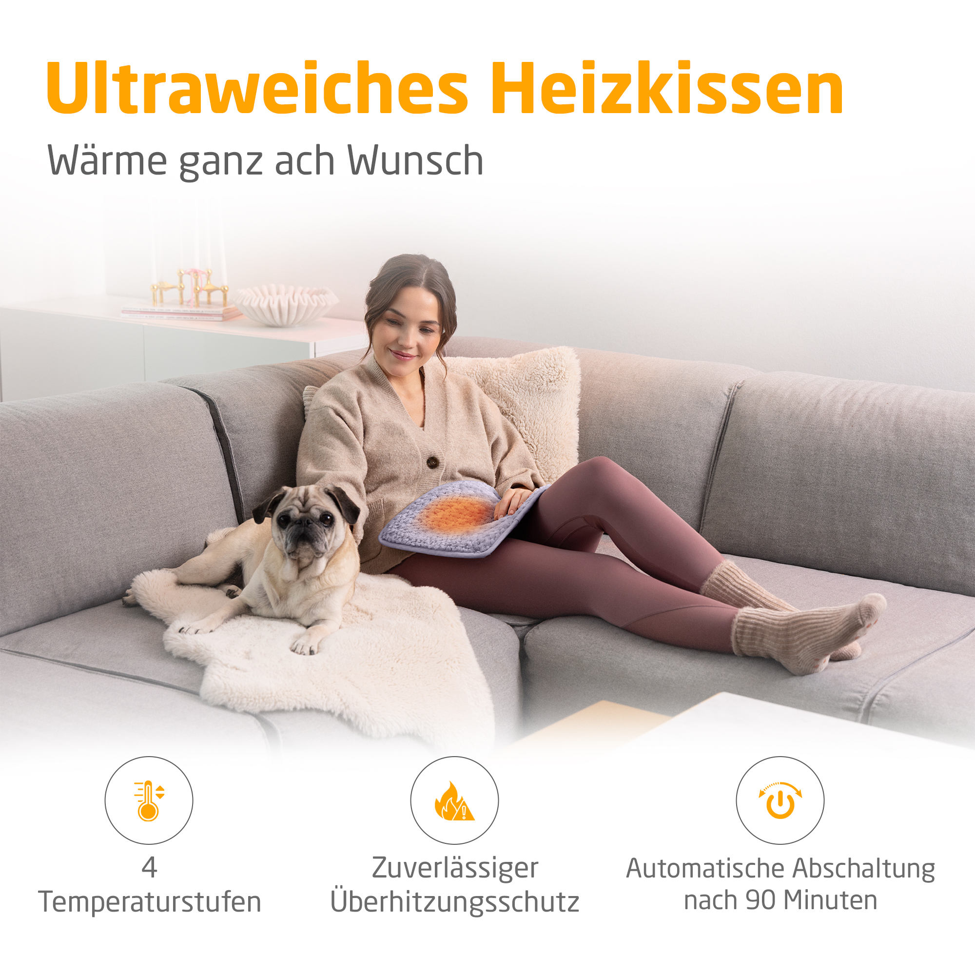 Eine Frau sitzt mit einem Mops auf einem Sofa und hält ein Heizkissen. Merkmale sind Temperatureinstellungen und Überhitzungsschutz.