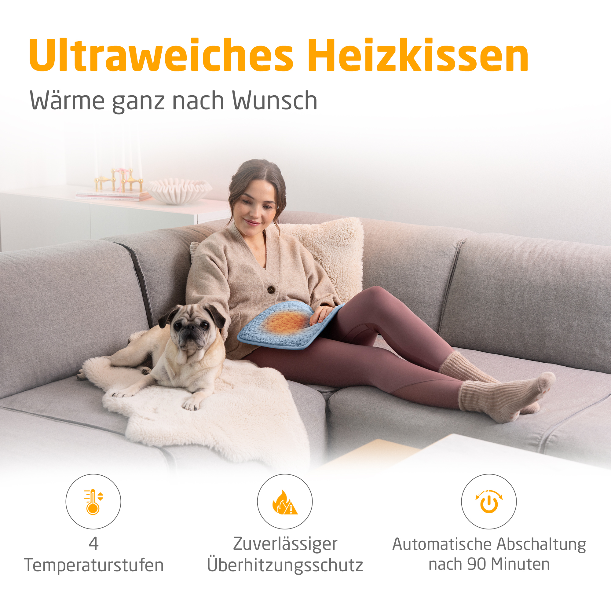 Eine Frau sitzt mit einem Mops auf einem Sofa und benutzt ein Heizkissen. Textdetails zu Produktmerkmalen.