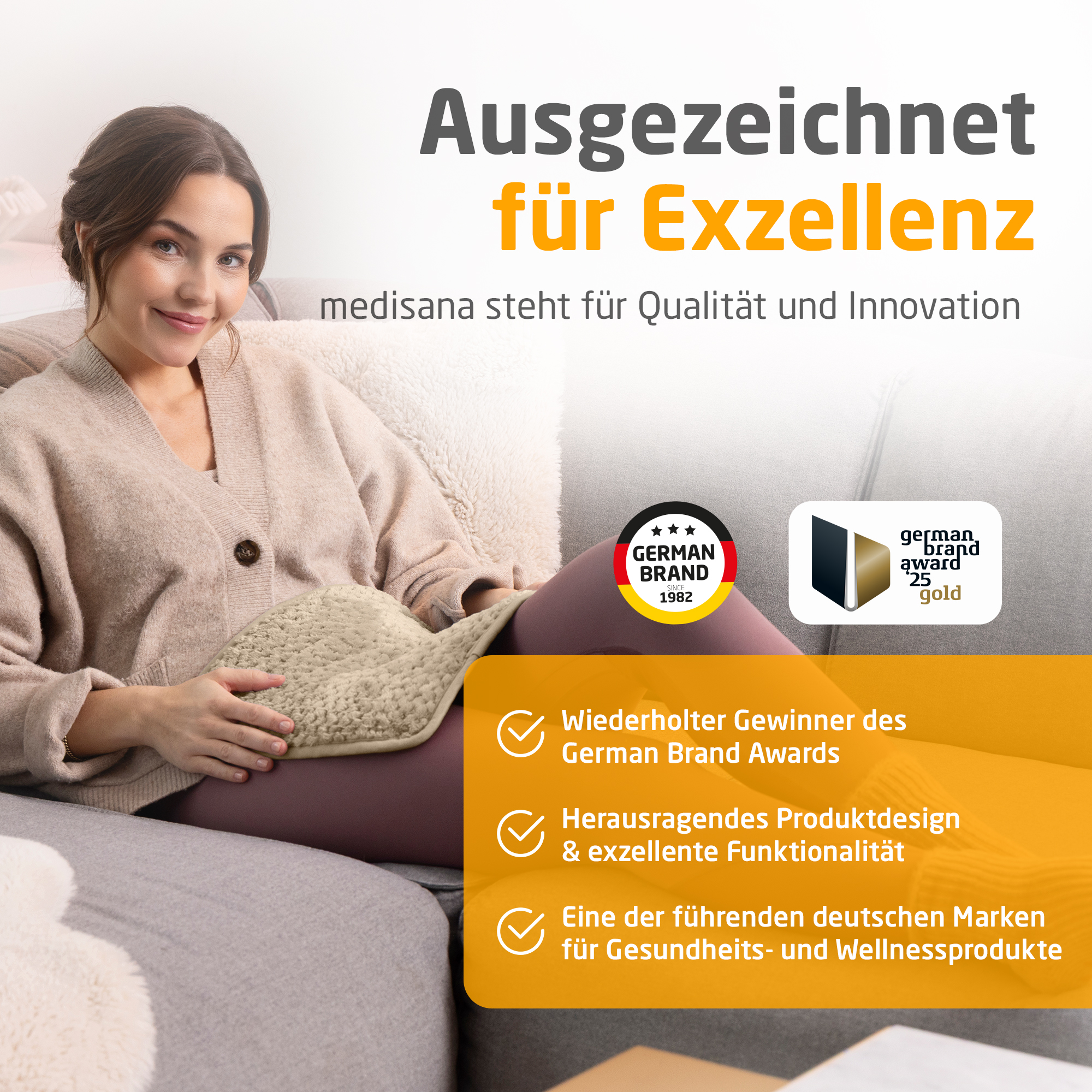 Frau mit beigem Pullover, hält ein beiges Kissen, lächelt. Text: 'Ausgezeichnet für Exzellenz' und Markenlogos.