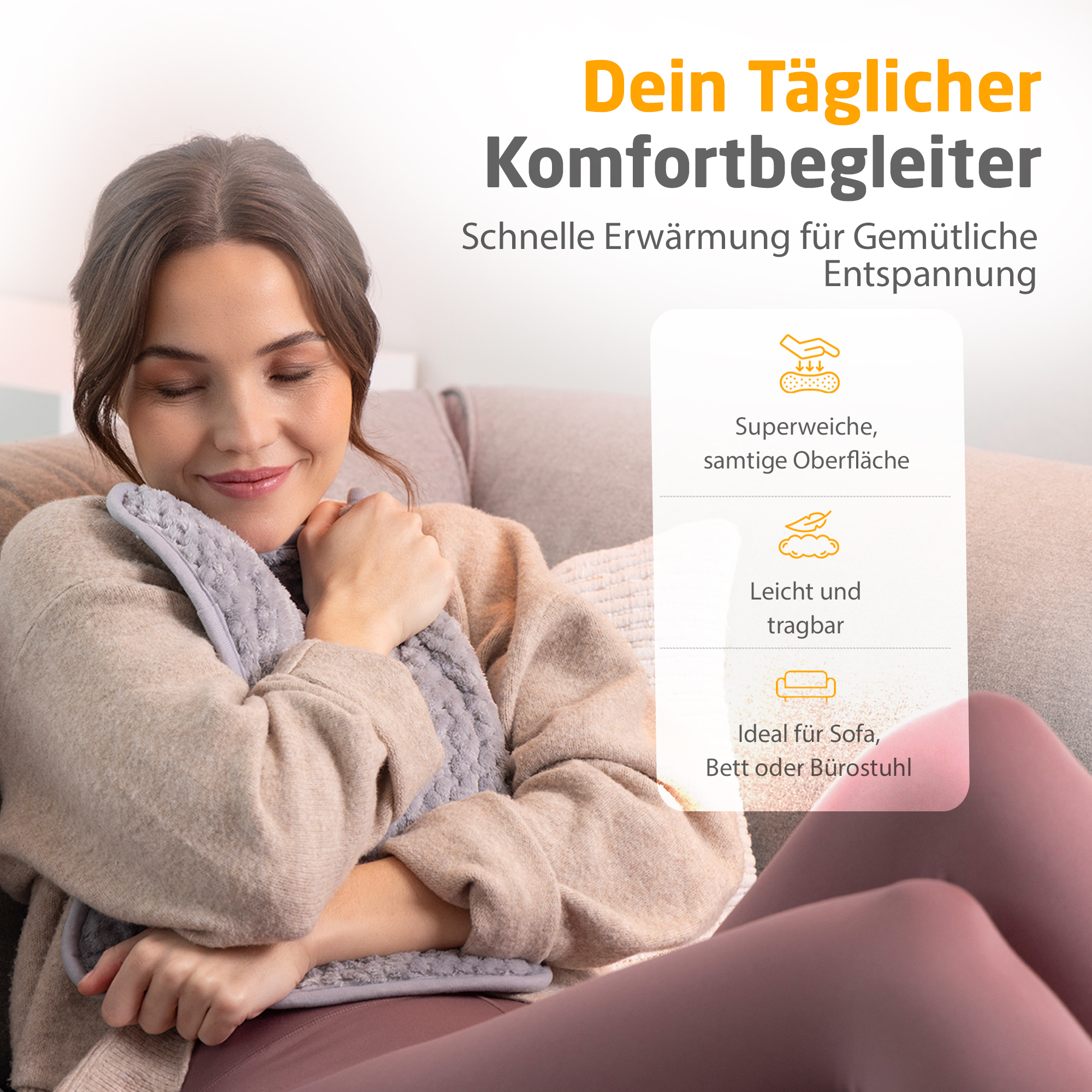 Eine Frau lächelt und hält ein graues Heizkissen. Text: Dein Täglicher Komfortbegleiter. Superweiche, samtige Oberfläche.