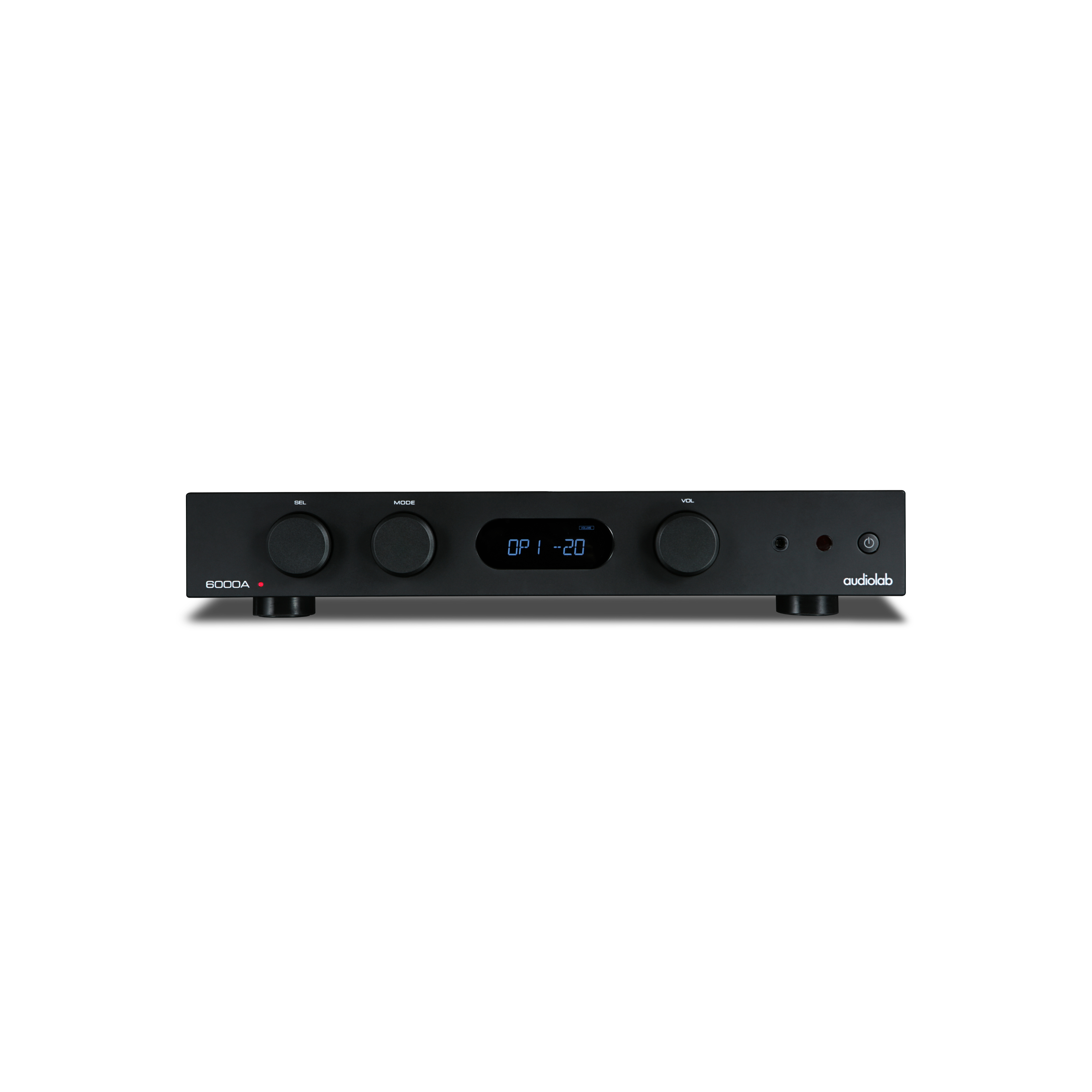 Zwarte audioversterker met knoppen, display 'OPT -20' en aan/uit-knop. 'audiolab'-logo zichtbaar.