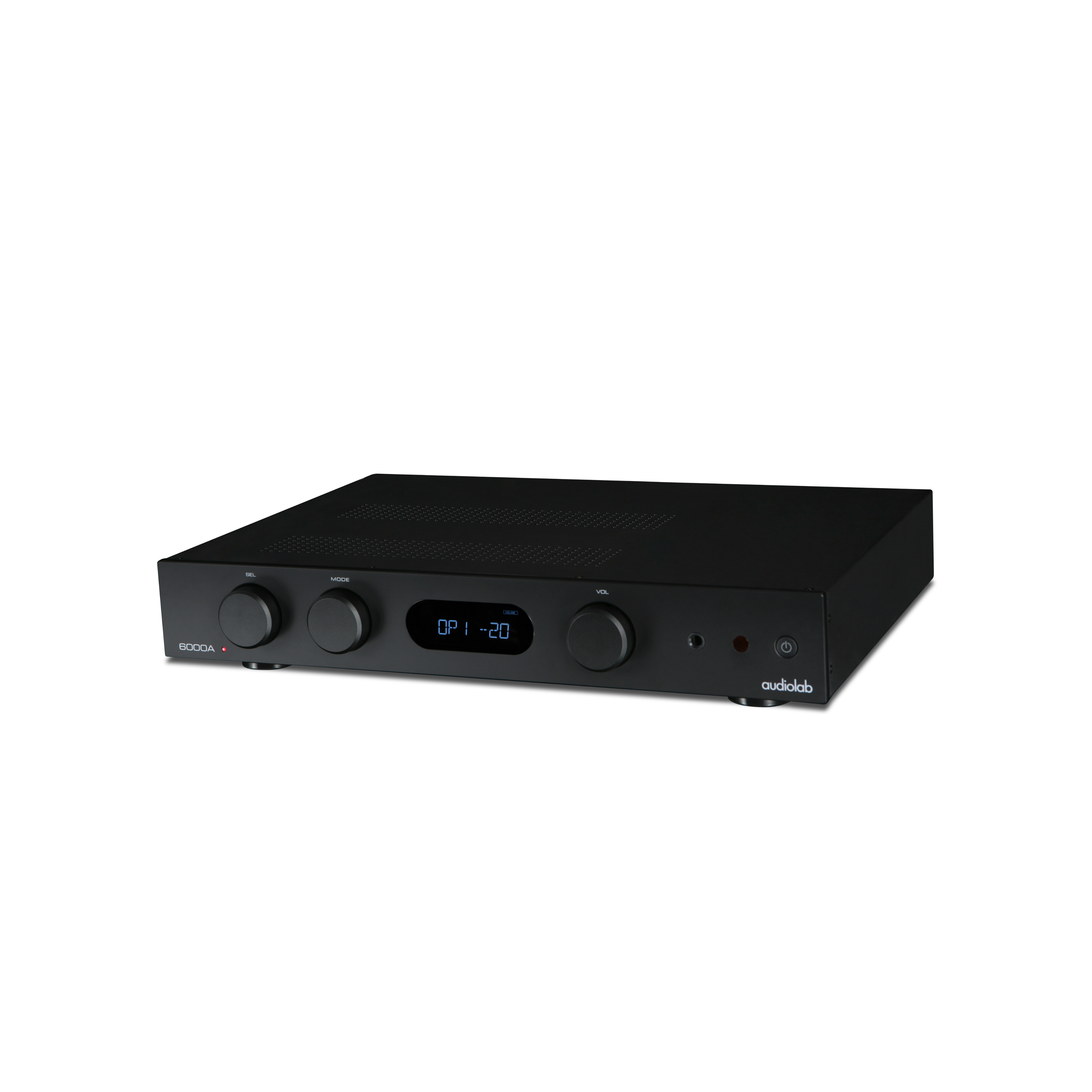 Een zwarte Audiolab 6000A versterker. Het heeft knoppen, een display en een aan/uit-knop. De achtergrond is wit.
