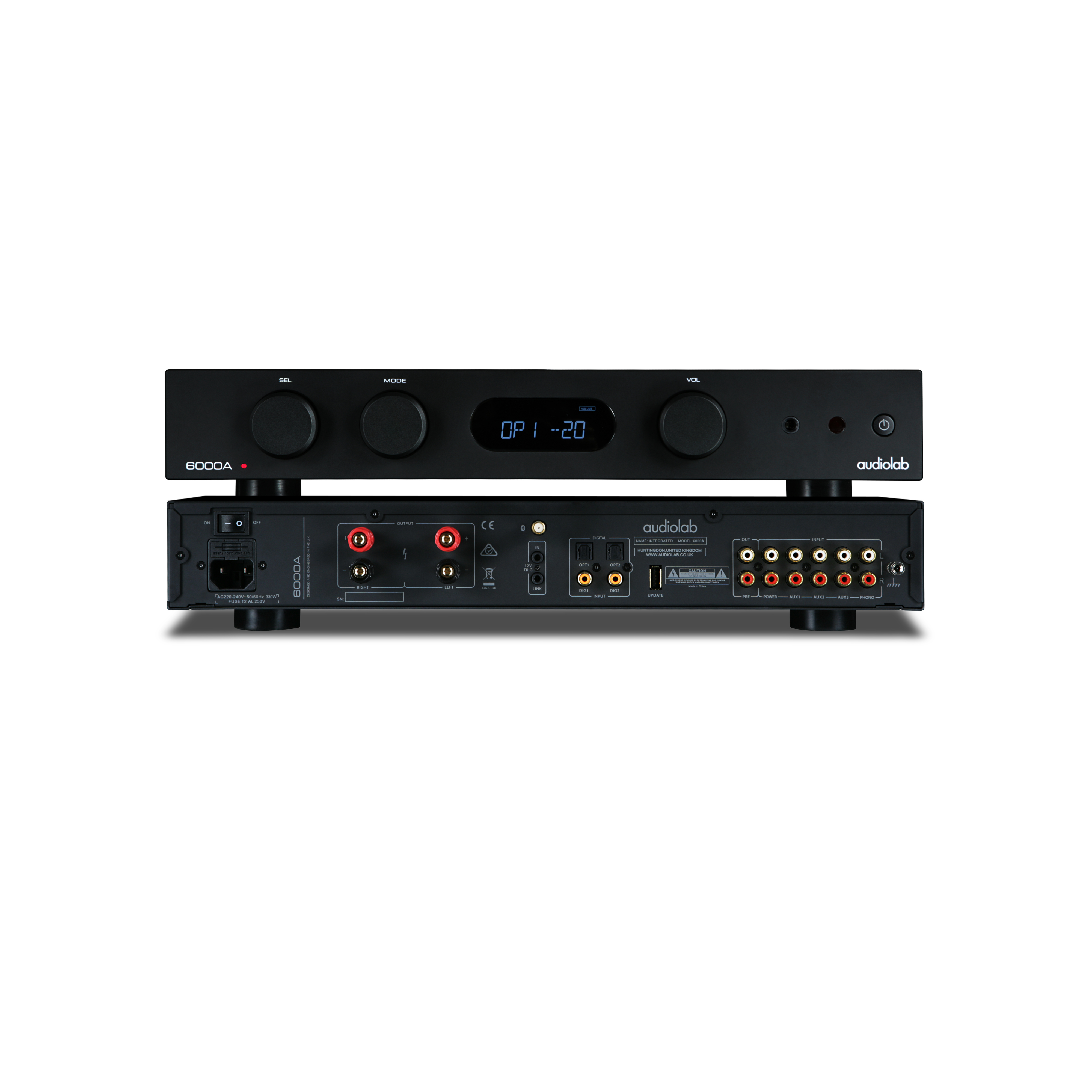 Een zwarte Audiolab 6000A versterker. Het heeft knoppen, een display met 'OP1 -20' en verschillende in/uitgangspoorten.