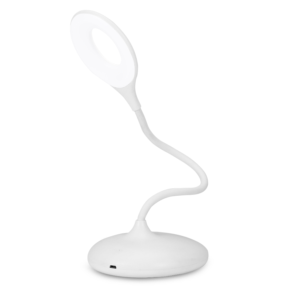 Eine weiße LED-Schreibtischlampe. Sie hat einen gebogenen Hals und ein kreisförmiges Licht oben. Der Sockel ist oval.