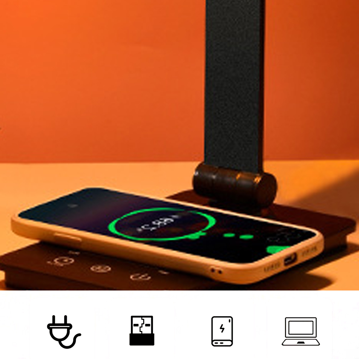 Ein Telefon wird auf einer braunen Oberfläche aufgeladen. Dahinter befindet sich ein schwarzer Ständer. Das Telefon zeigt ein Ladesymbol.