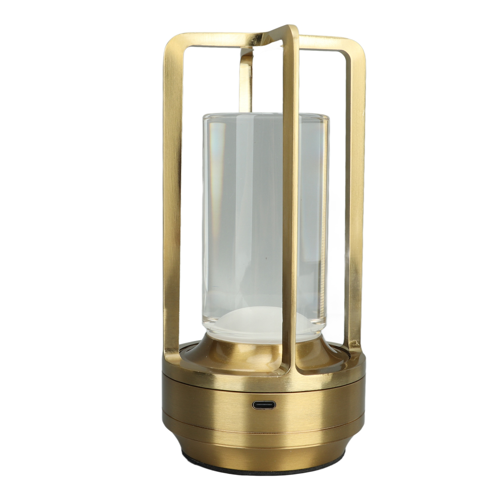 Eine goldene Laterne mit einem Glaskylinder. Sie hat einen quadratischen Rahmen und einen Sockel. Der Hintergrund ist weiß.