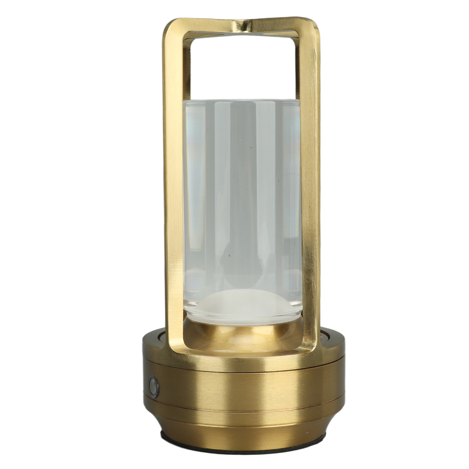 Goldene Laterne mit Glaszylinder. Sie hat einen quadratischen Rahmen und eine kreisförmige Basis, isoliert auf Weiß.