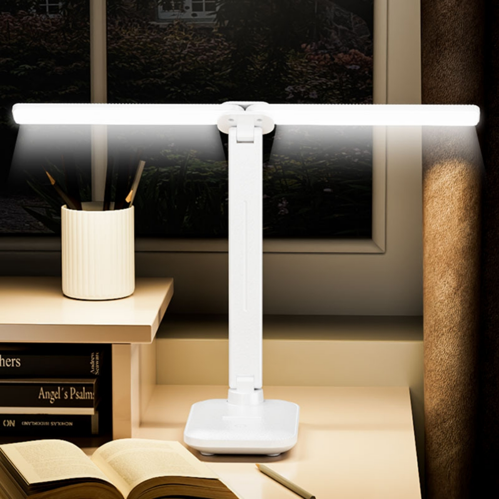 Eine weiße LED-Schreibtischlampe steht auf einem Schreibtisch. Ein Stifthalter und Bücher sind auf dem Schreibtisch. Im Hintergrund befindet sich ein Fenster.