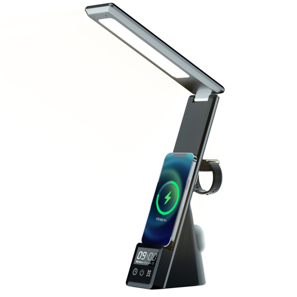 Eine schwarze Schreibtischlampe mit einer Handy- und Uhrenladestation. Das Telefon zeigt ein Ladesymbol. Eine Apple Watch ist an der Seite.