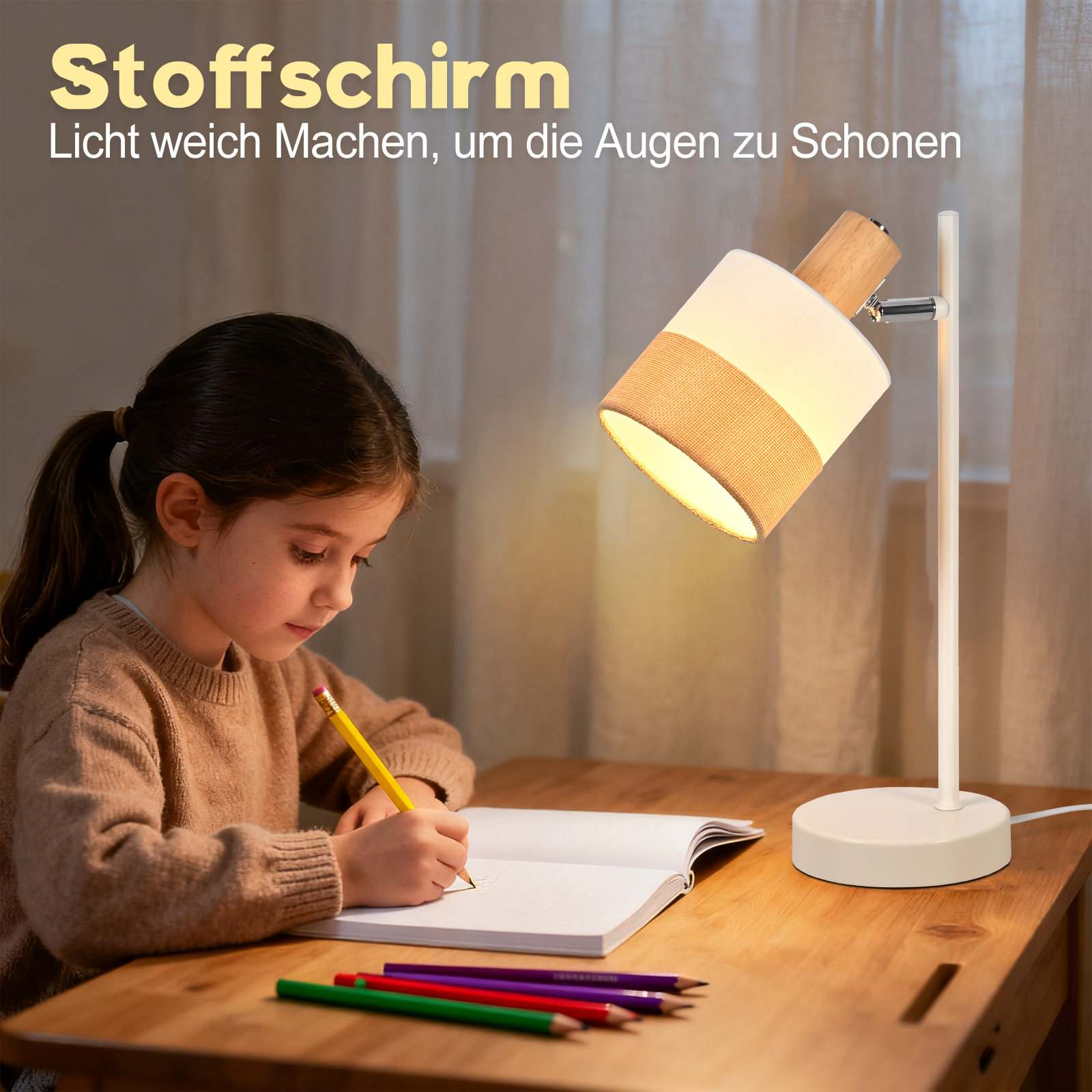 Una ragazza scrive su un quaderno sotto una lampada. Matite colorate sono sul tavolo. La lampada ha un paralume in tessuto.