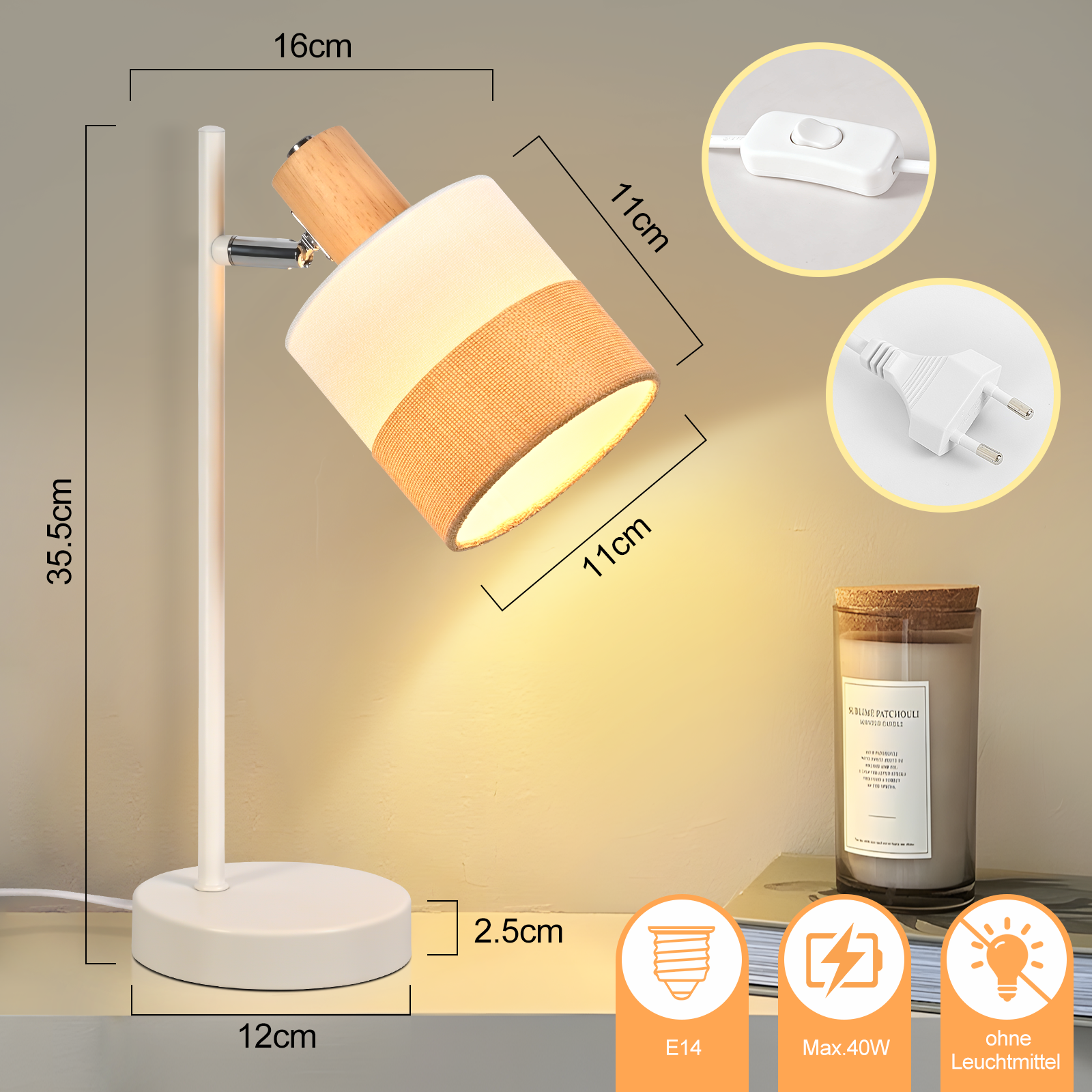 Una lampada da scrivania bianca con paralume beige, top in legno e dettagli argentati. Lo sfondo è color crema.