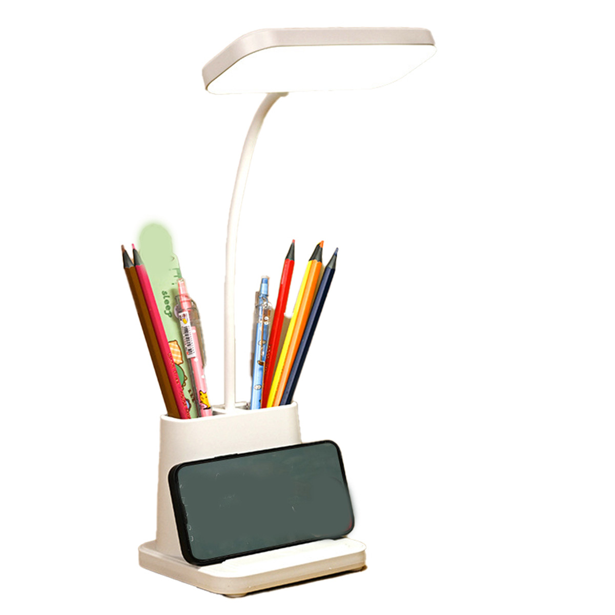 Eine weiße Schreibtischlampe mit Stifthalter und Telefonhalter, gefüllt mit Stiften. Weißer Hintergrund.