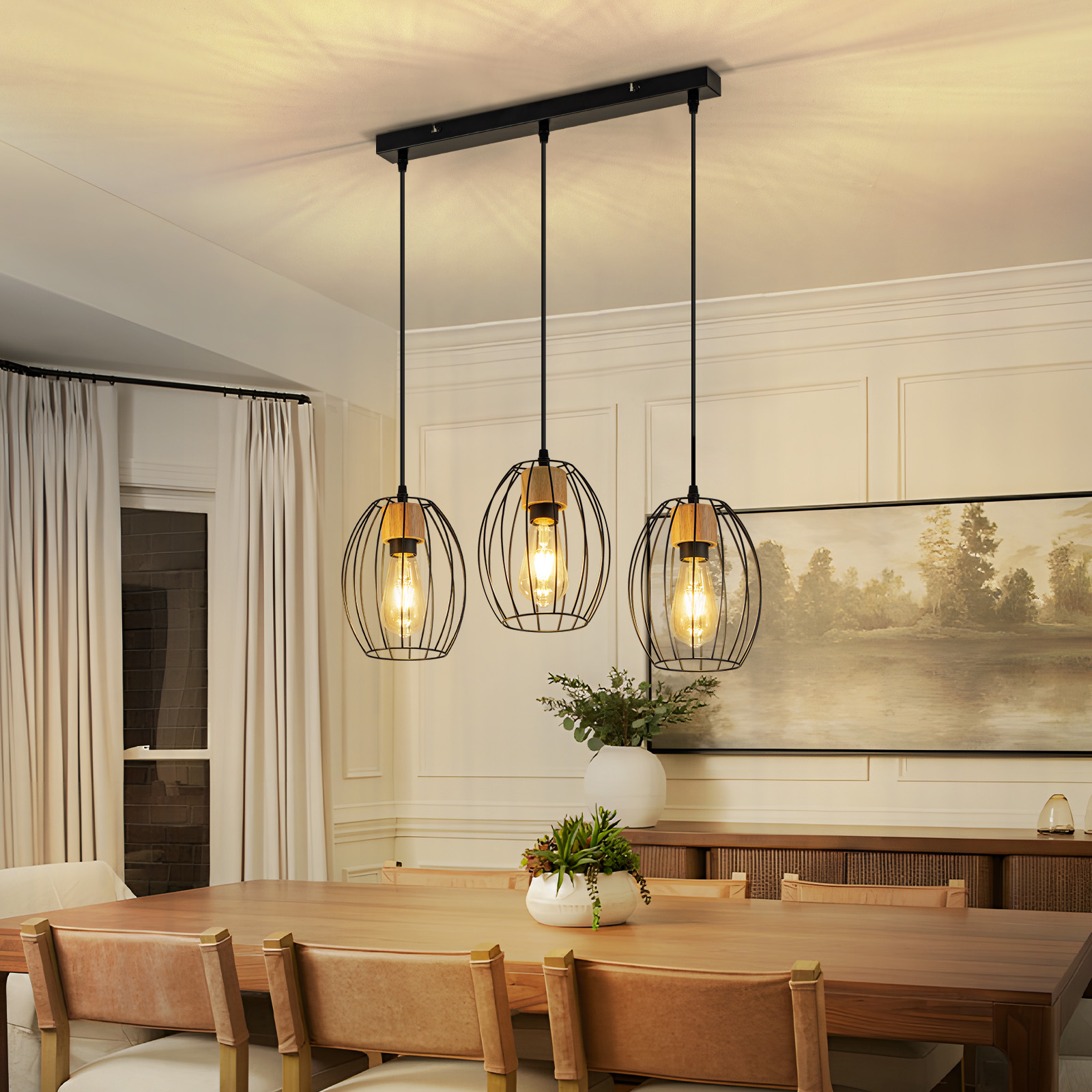 Esszimmer mit Holztisch, Hängelampen und einem Gemälde. Pflanzen und Stühle sind sichtbar. Neutrales Farbschema.
