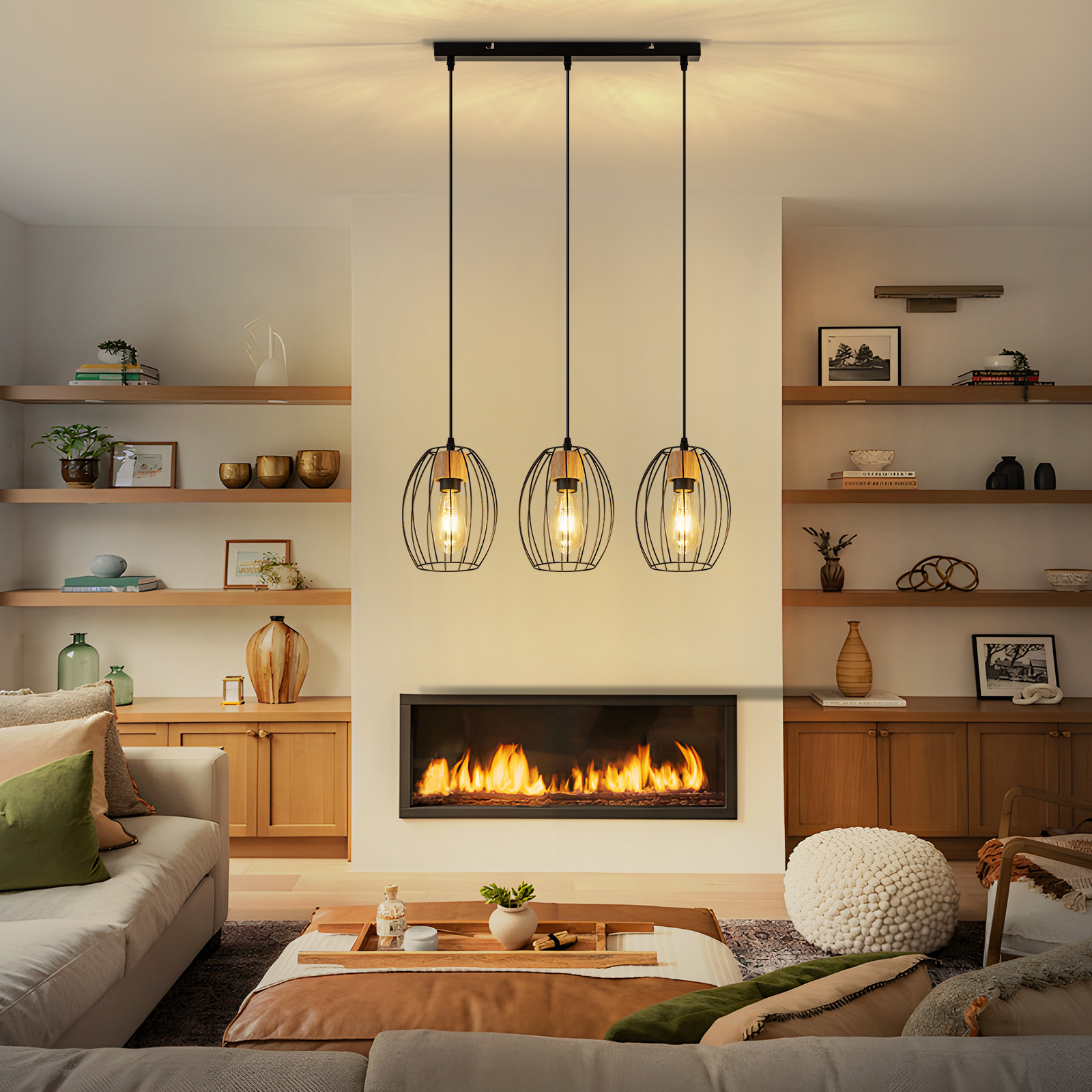 Wohnzimmer mit Kamin, drei Pendelleuchten, Regalen mit Deko und Sofa. Warme Beleuchtung schafft gemütliche Atmosphäre.