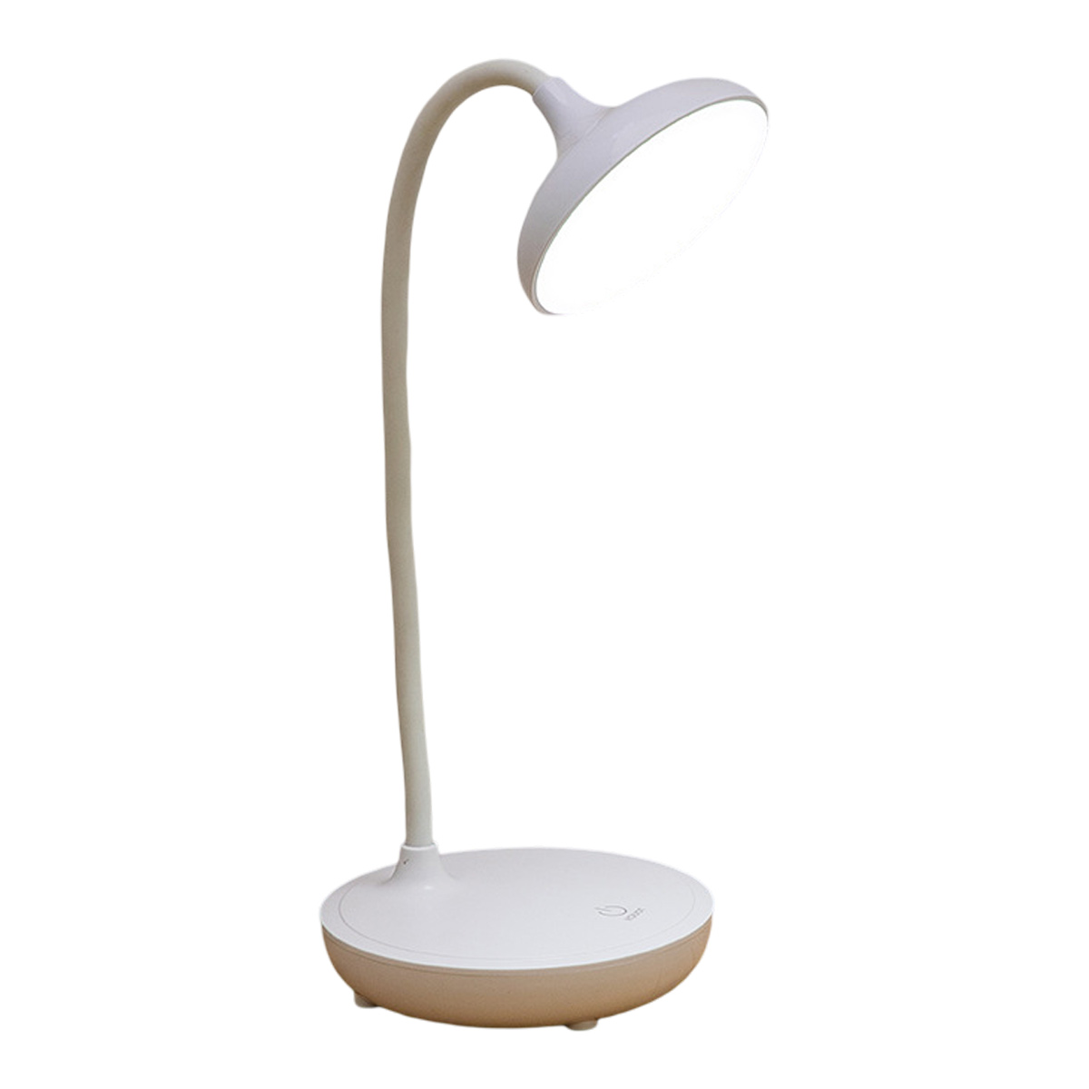 Eine weiß-beige Schreibtischlampe. Sie hat einen gebogenen Hals und ein rundes, helles Licht. Der Sockel ist ebenfalls rund.