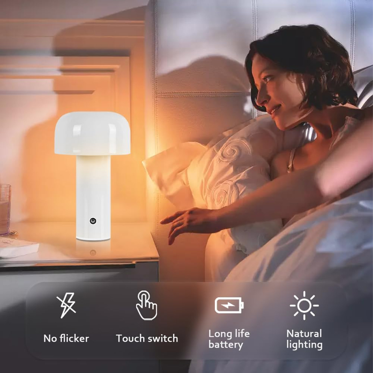 Eine Frau im Bett greift nach einer weißen, pilzförmigen Lampe auf einem Nachttisch. Die Lampe ist an. Die Szene ist in warmes Licht getaucht.