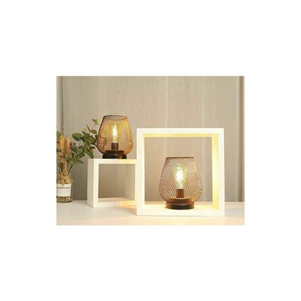 Zwei dekorative Lampen mit Metallgitter-Schirmen. Eine steht auf einem Würfelregal, die andere auf einem unteren Regal. Trockenblumen sind sichtbar.