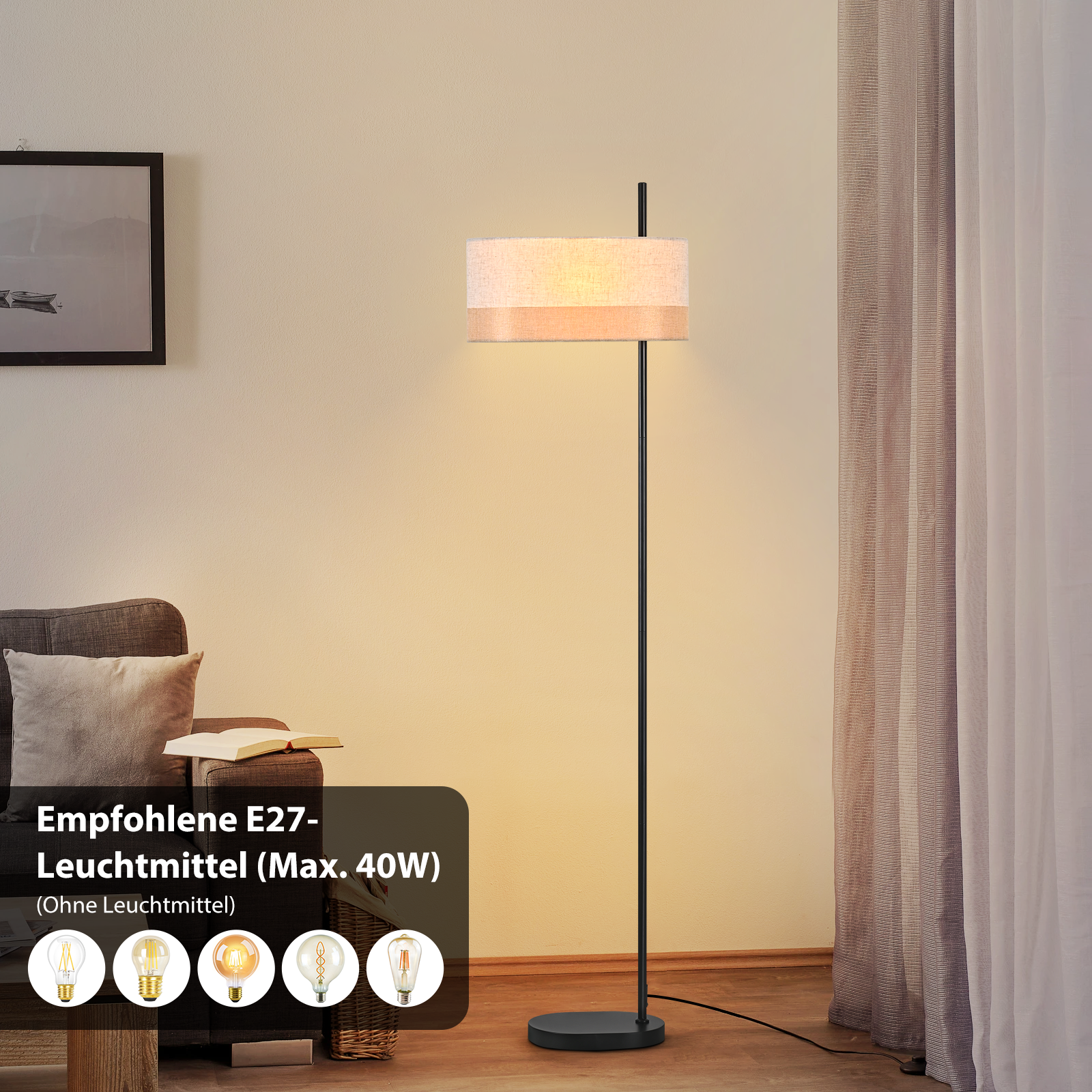 Una lampada da terra con paralume beige si trova in una stanza. Sono visibili anche un divano, tende e un quadro.