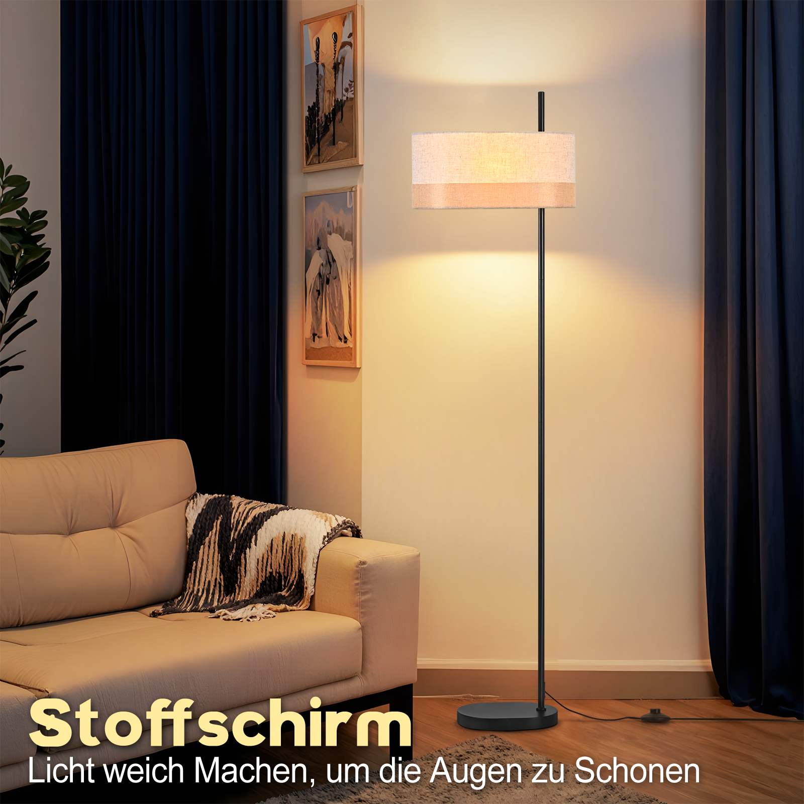 Una lampada da terra con paralume beige è accanto a un divano beige e tende blu. Due quadri incorniciati sulla parete.