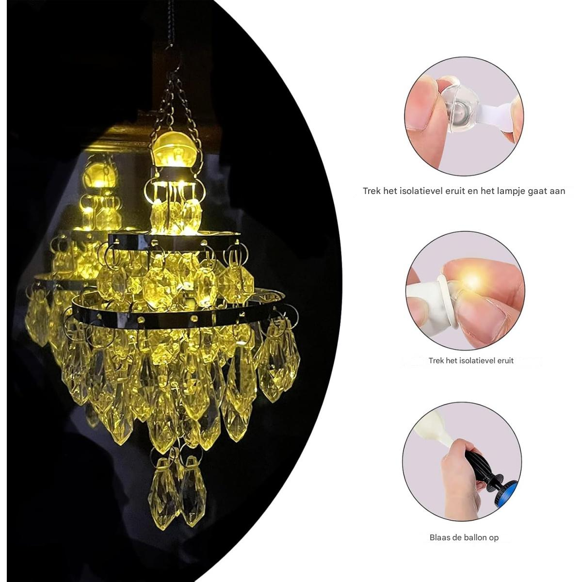 Ein dekorativer Kronleuchter mit hängenden Kristallen. Anweisungen zeigen das Entfernen einer Lasche, um eine Lampe zu beleuchten und einen Ballon aufzublasen.