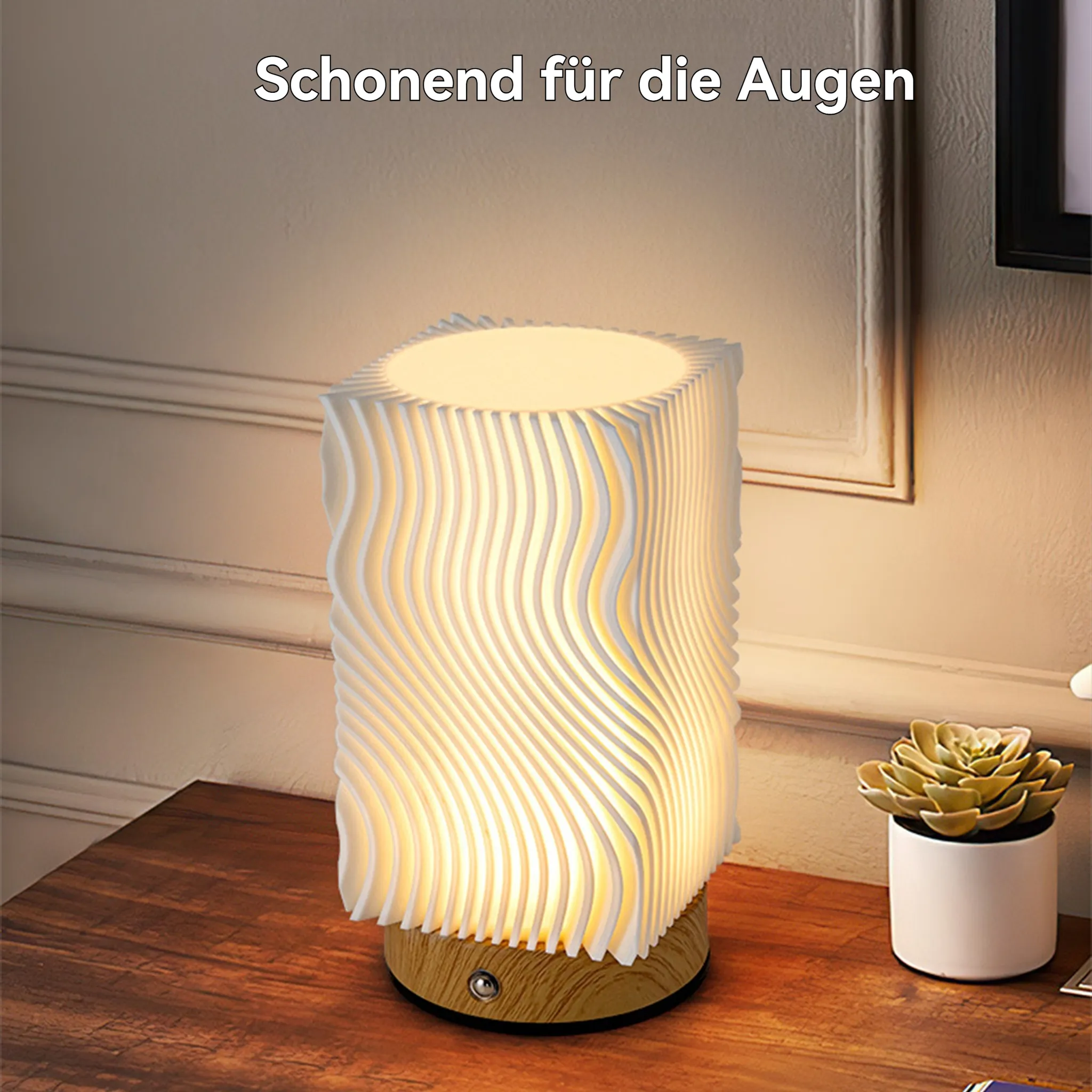 Eine dekorative Lampe mit Wellenmuster steht auf einem Holztisch. Daneben eine Sukkulente in einem weißen Topf.