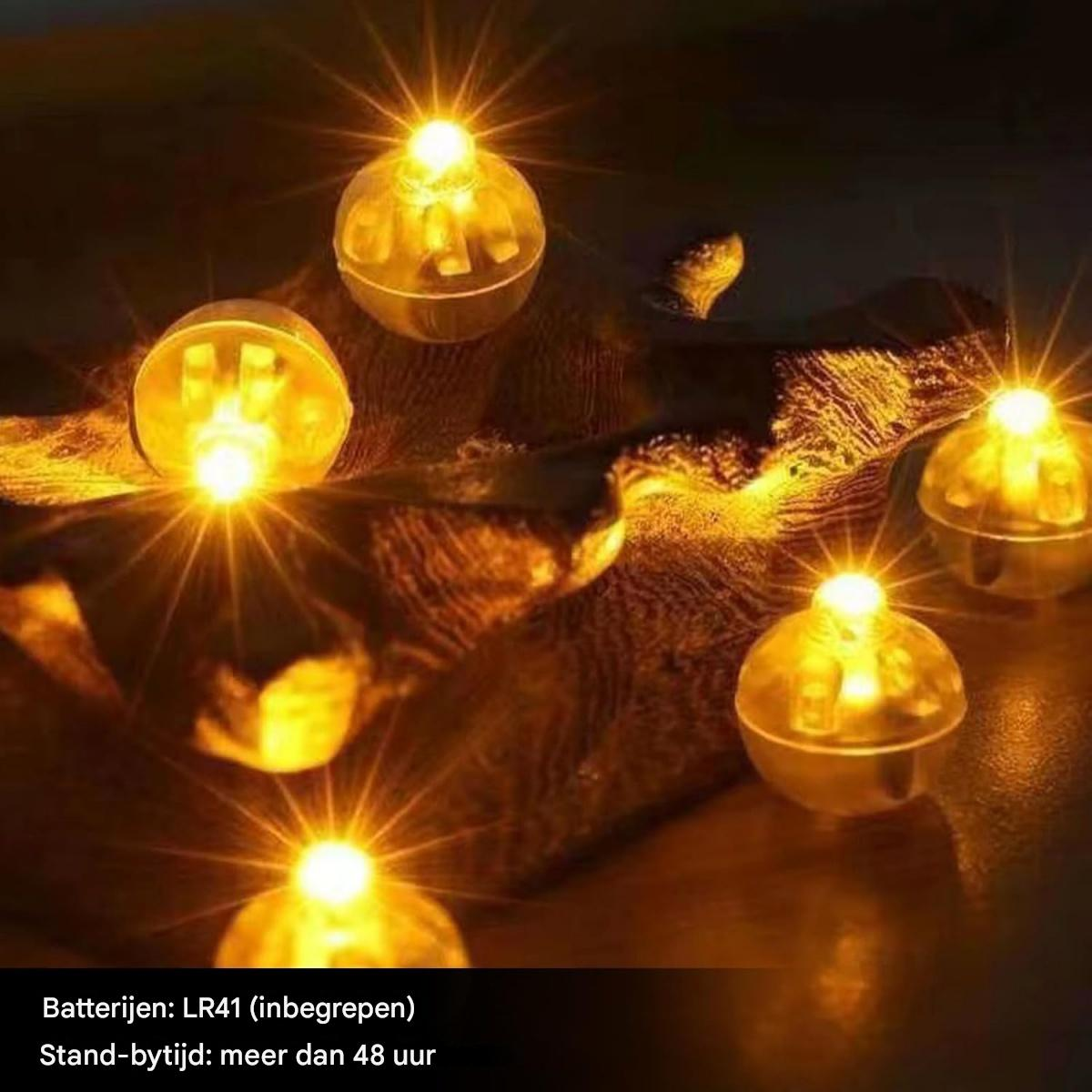 Mehrere leuchtende, runde, klare Lichter mit hellen Zentren befinden sich auf einer strukturierten, braunen Oberfläche. Die Lichter strahlen aus.