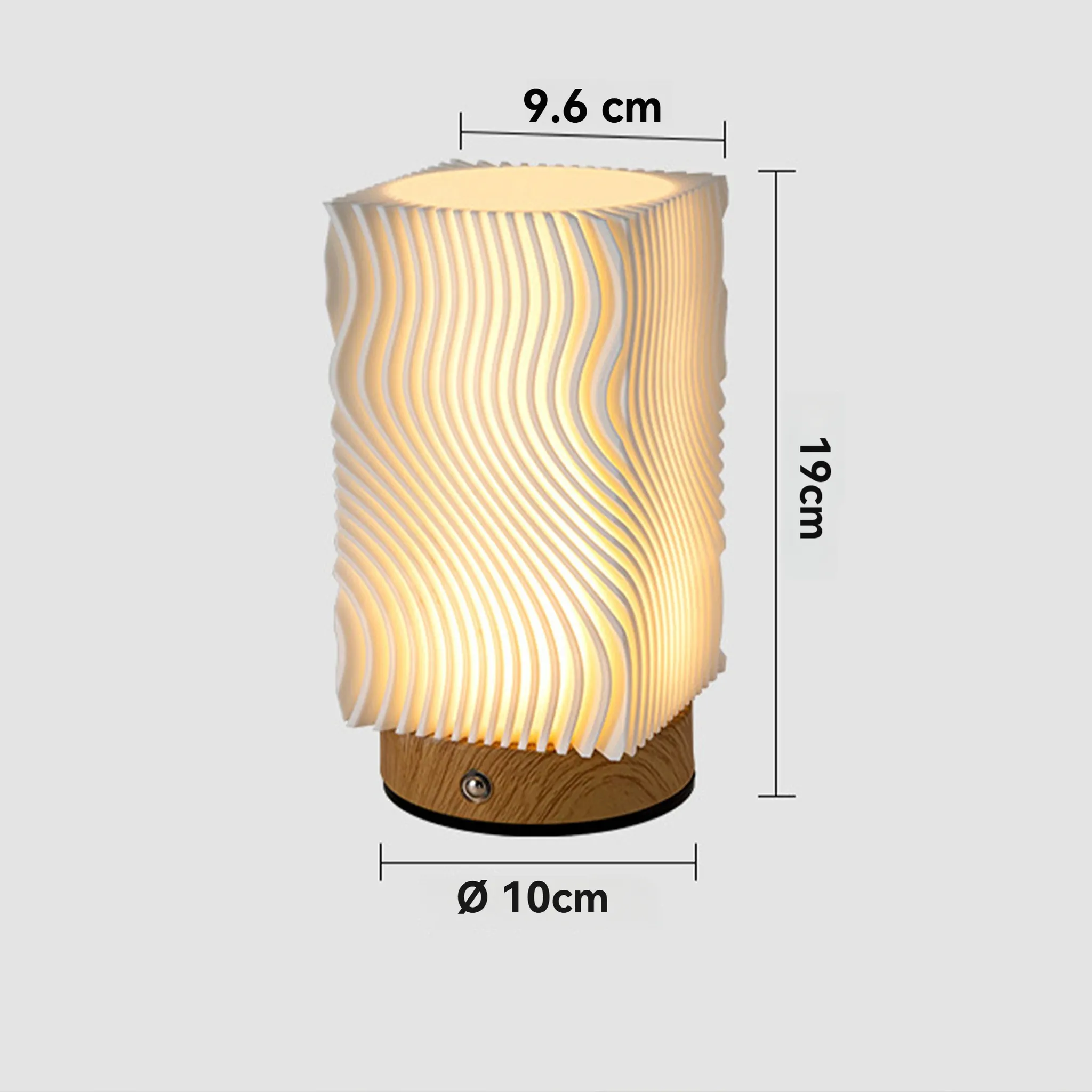 Eine dekorative Lampe mit Wellendesign, Holzsockel und leuchtendem Innenkern. Abmessungen in cm sichtbar.