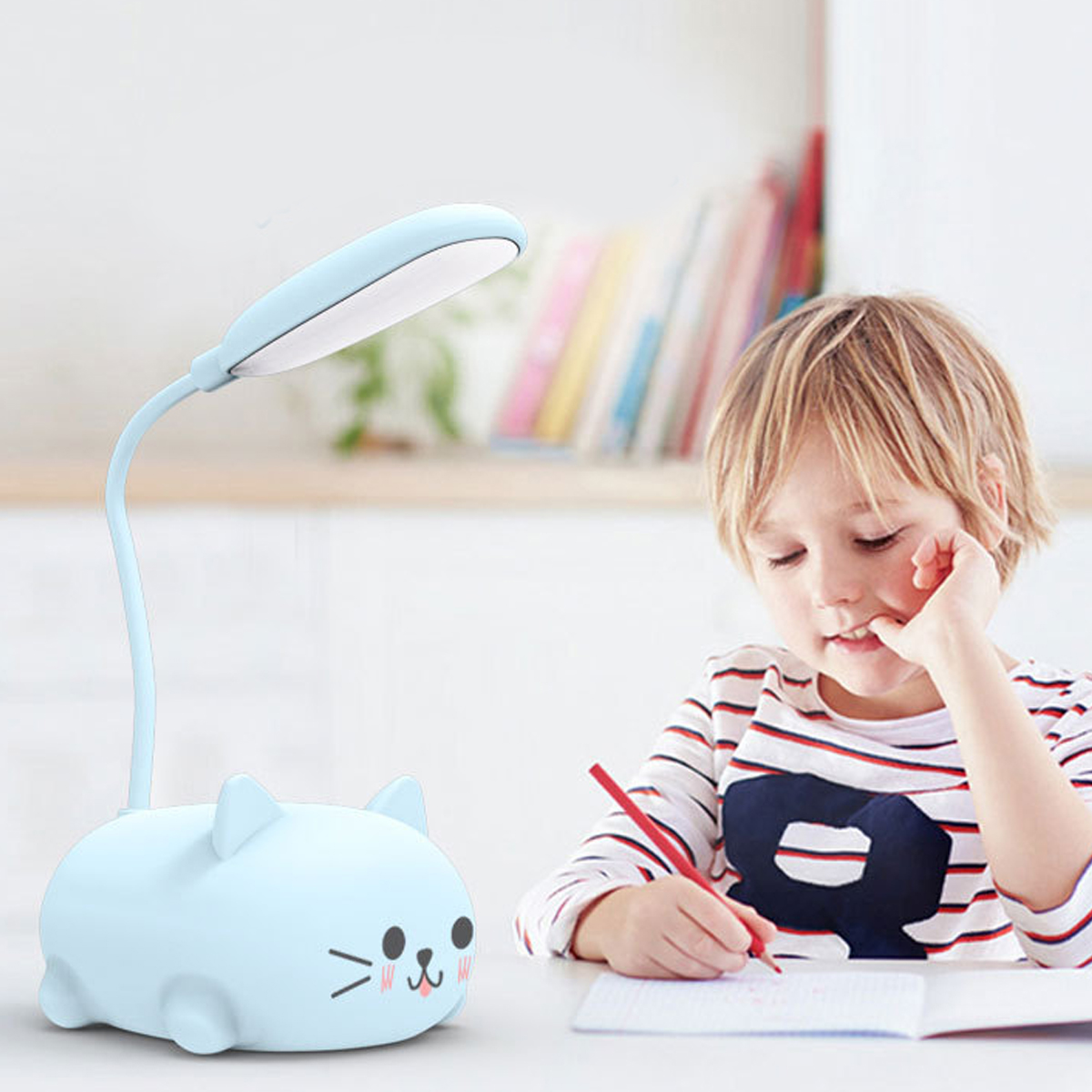 Ein Kind schreibt an einem Schreibtisch, beleuchtet von einer katzenförmigen Lampe. Im Hintergrund sind Bücher zu sehen. Das Kind trägt ein gestreiftes Hemd.