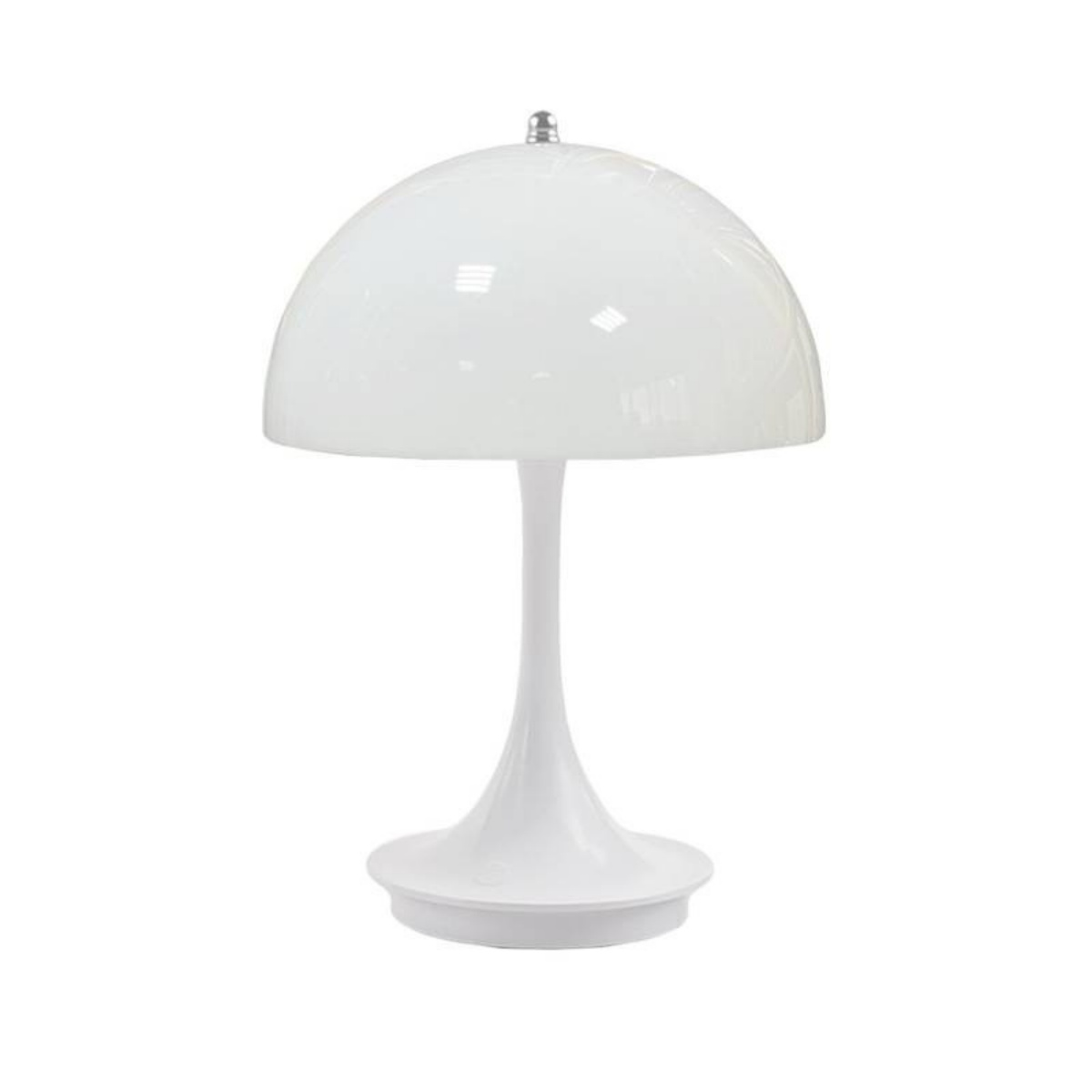 Eine weiße, pilzförmige Tischlampe auf einer weißen Oberfläche. Sie hat einen abgerundeten Schirm, einen schlanken Stiel und eine runde Basis.