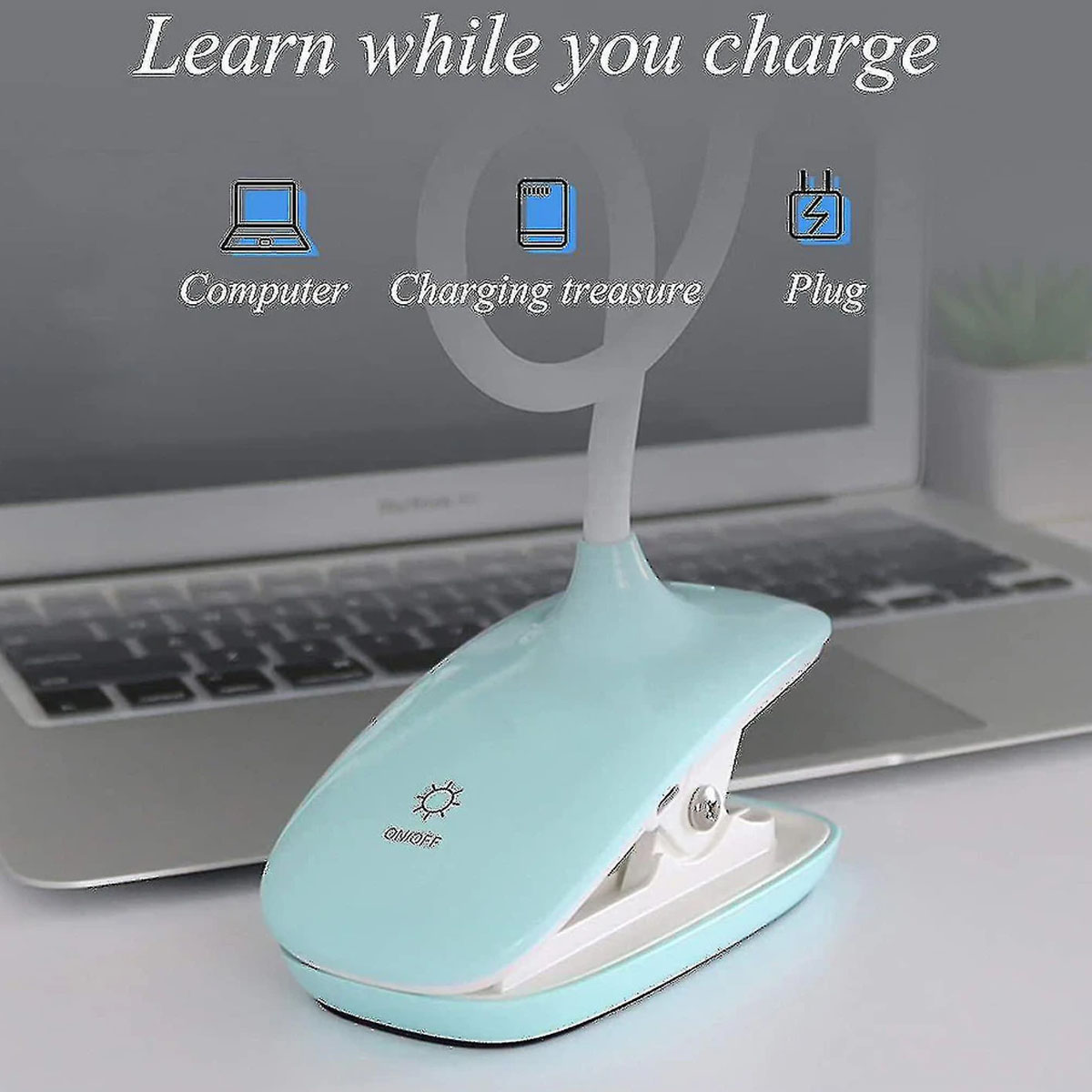 Eine blaue Schreibtischlampe steht vor einem Laptop. Die Lampe hat ein Ein/Aus-Symbol. Text lautet: 'Lerne, während du auflädst'.