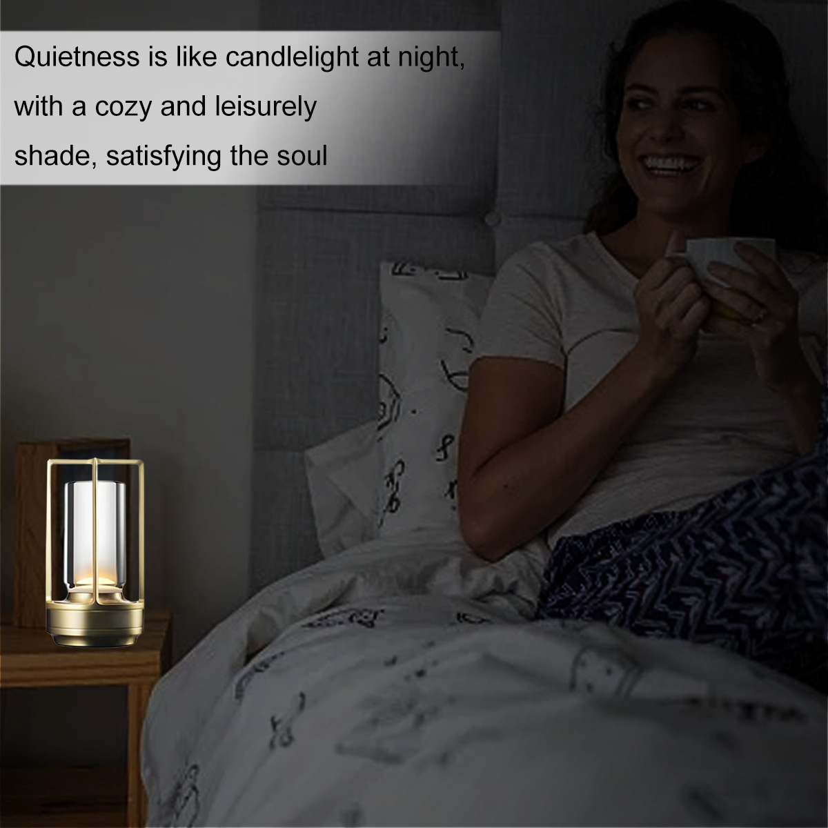 Eine lächelnde Frau hält im Bett eine Tasse. Eine Lampe steht auf einem Nachttisch. Text: Ruhe ist wie Kerzenlicht...