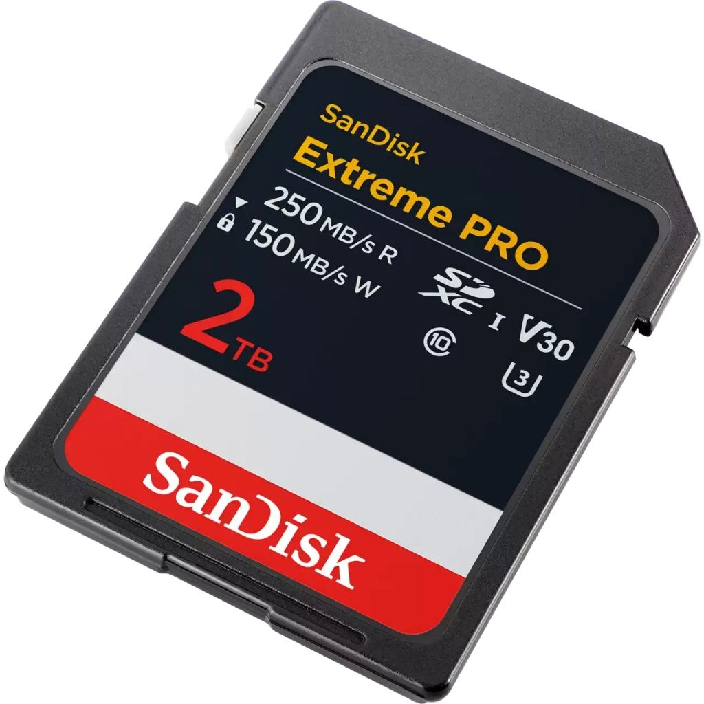 Eine SanDisk Extreme PRO 2TB SD-Karte. Die Karte ist schwarz mit rotem und weißem Text, der Lese- und Schreibgeschwindigkeiten anzeigt.