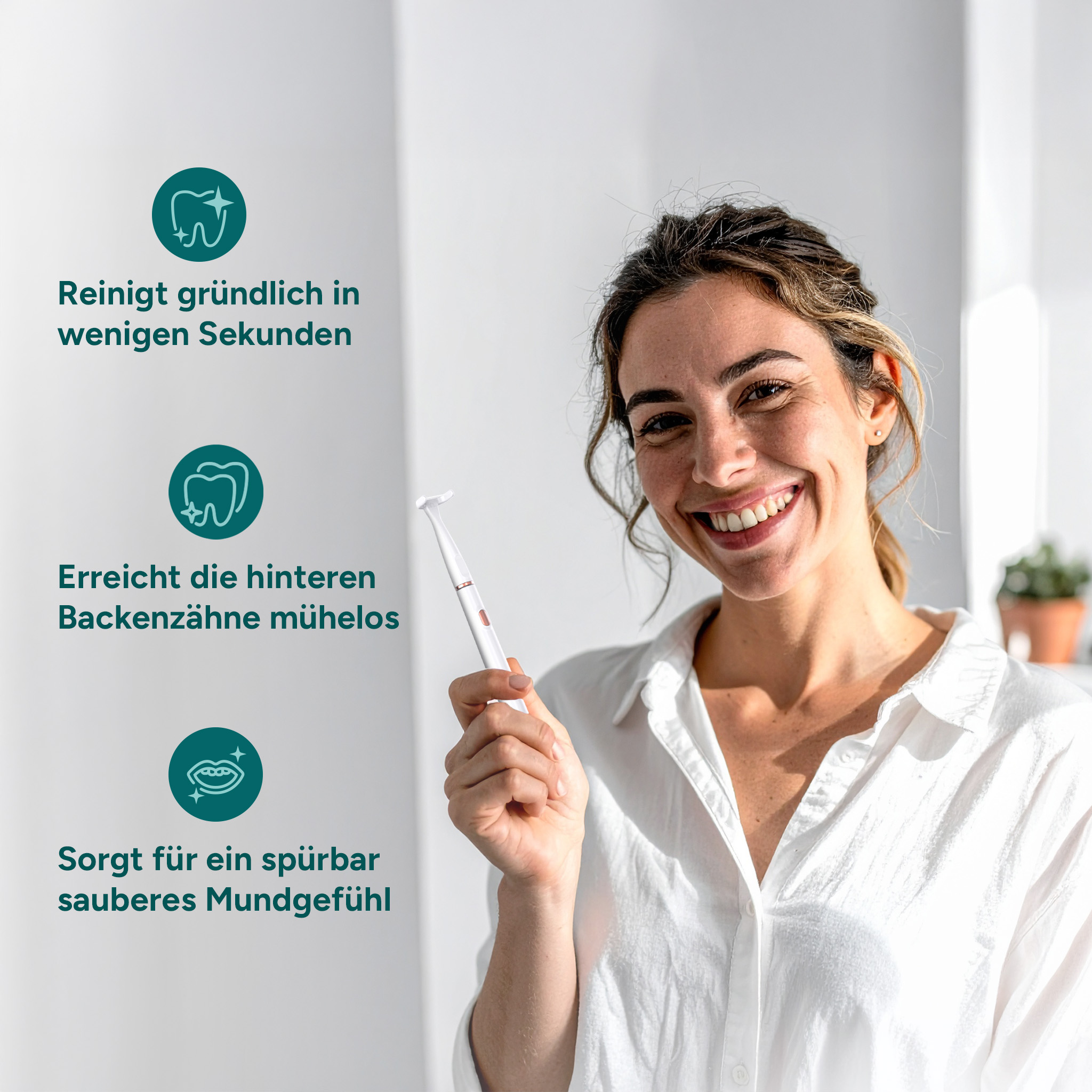 Frau lächelt, hält ein weißes und roségoldenes Dentalwerkzeug. Text links wirbt für Reinigung und Erreichen der Backenzähne.