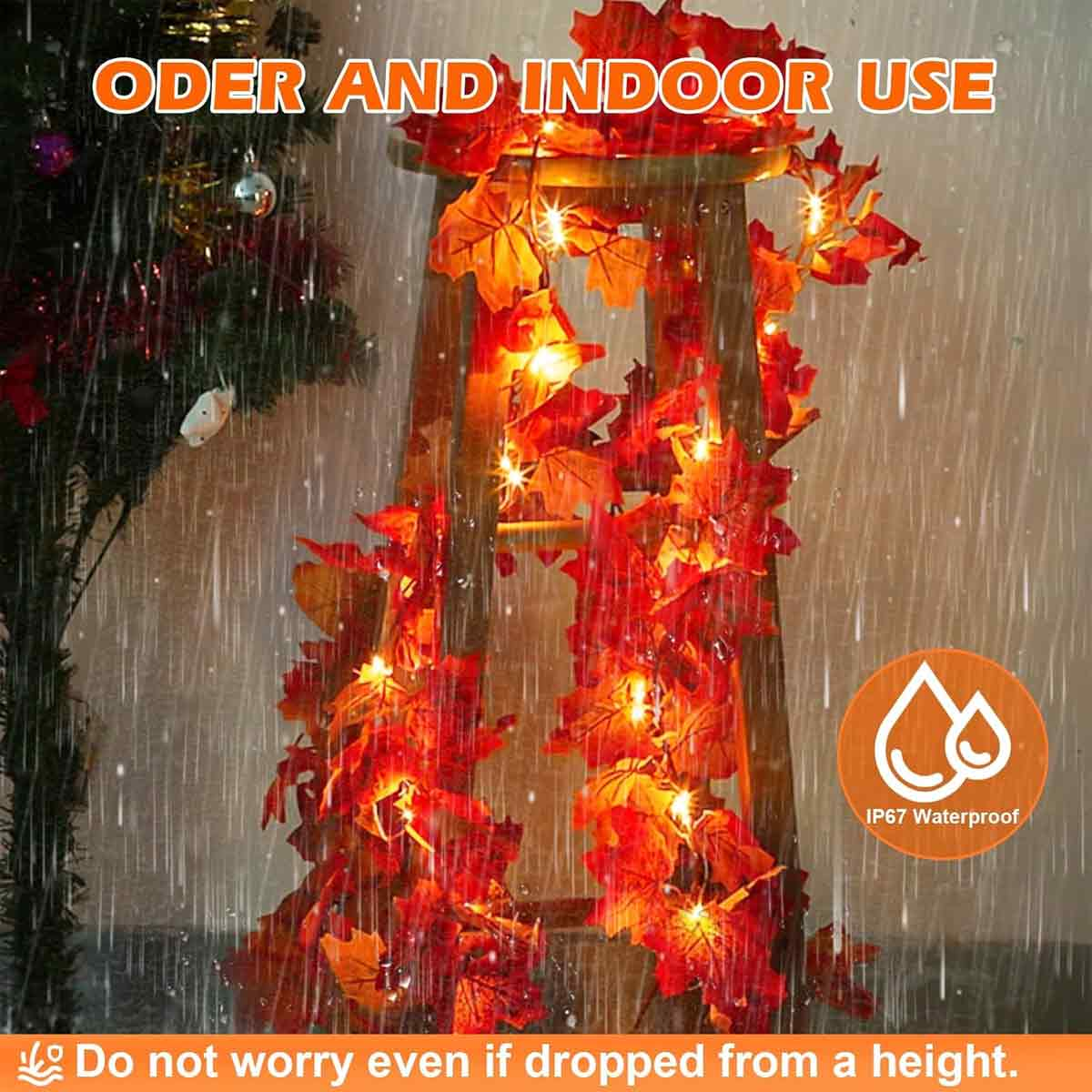 Herbstblätter mit Lichtern auf einem Holzständer im Regen. Text lautet 'Innenbereich' und 'Wasserdicht'.