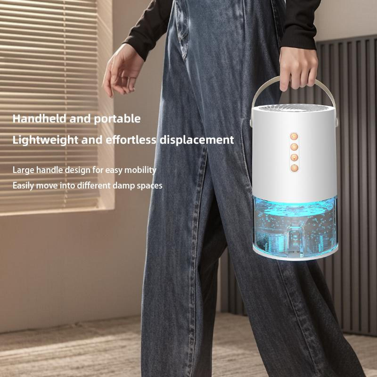 Eine Person hält einen weißen, tragbaren Luftreiniger. Der untere Teil ist transparent mit blauem Licht.