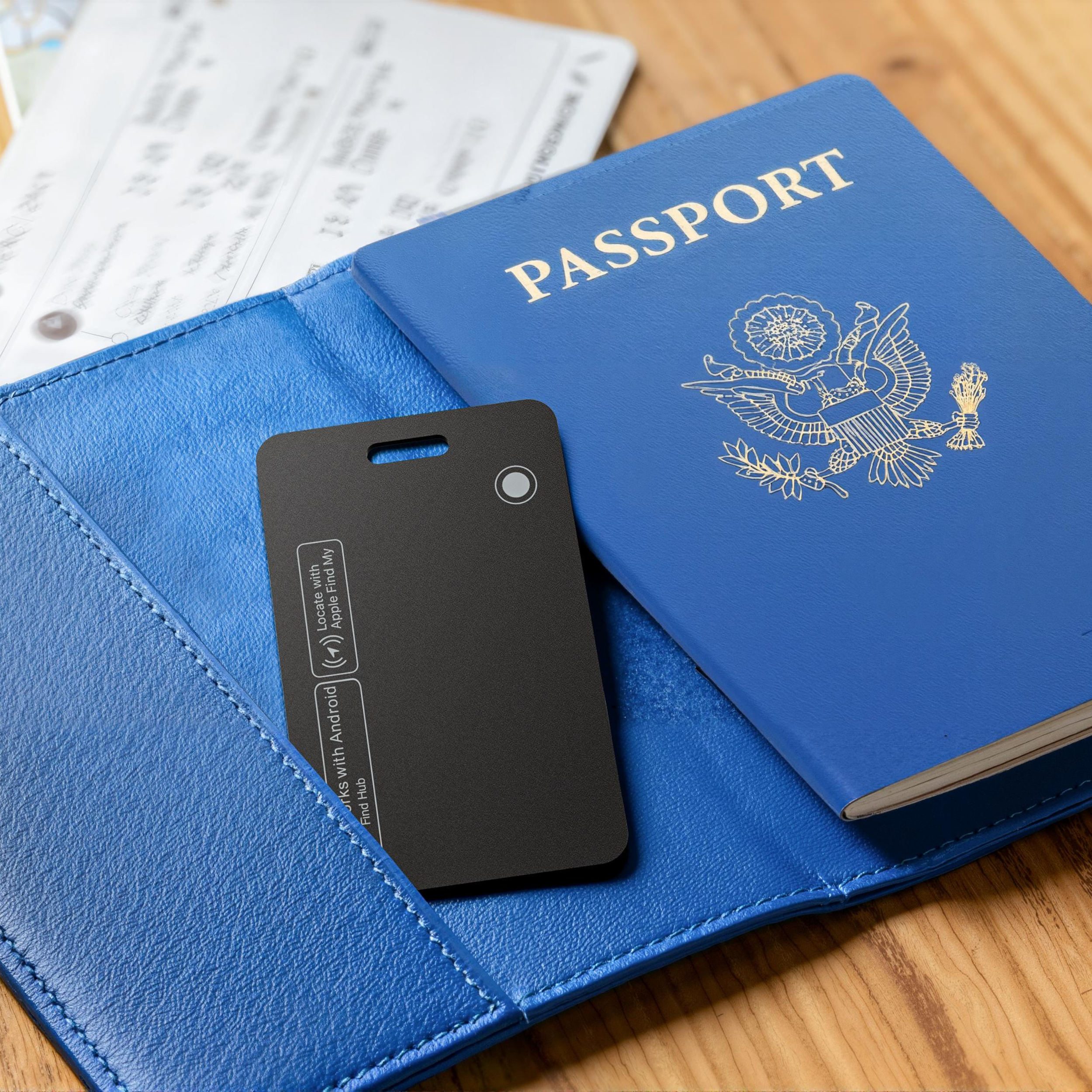 Ein blauer Reisepass und eine Brieftasche mit einem schwarzen Tracker. Ein Boardingpass ist sichtbar. Alles auf einer Holzoberfläche.