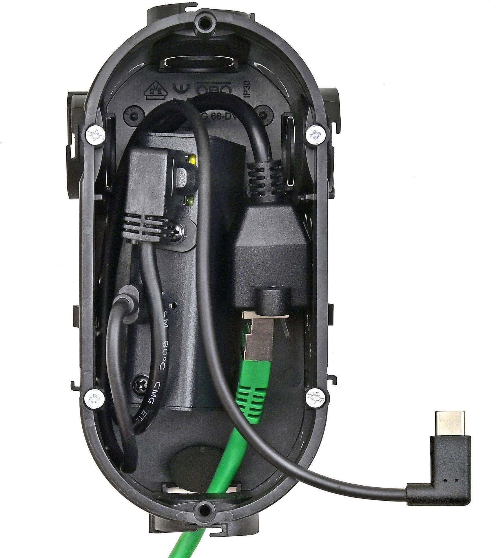 Schwarzes Elektrogehäuse. Im Inneren sind schwarze Kabel und ein grünes Ethernet-Kabel zu sehen. Rechts ein USB-C-Anschluss.