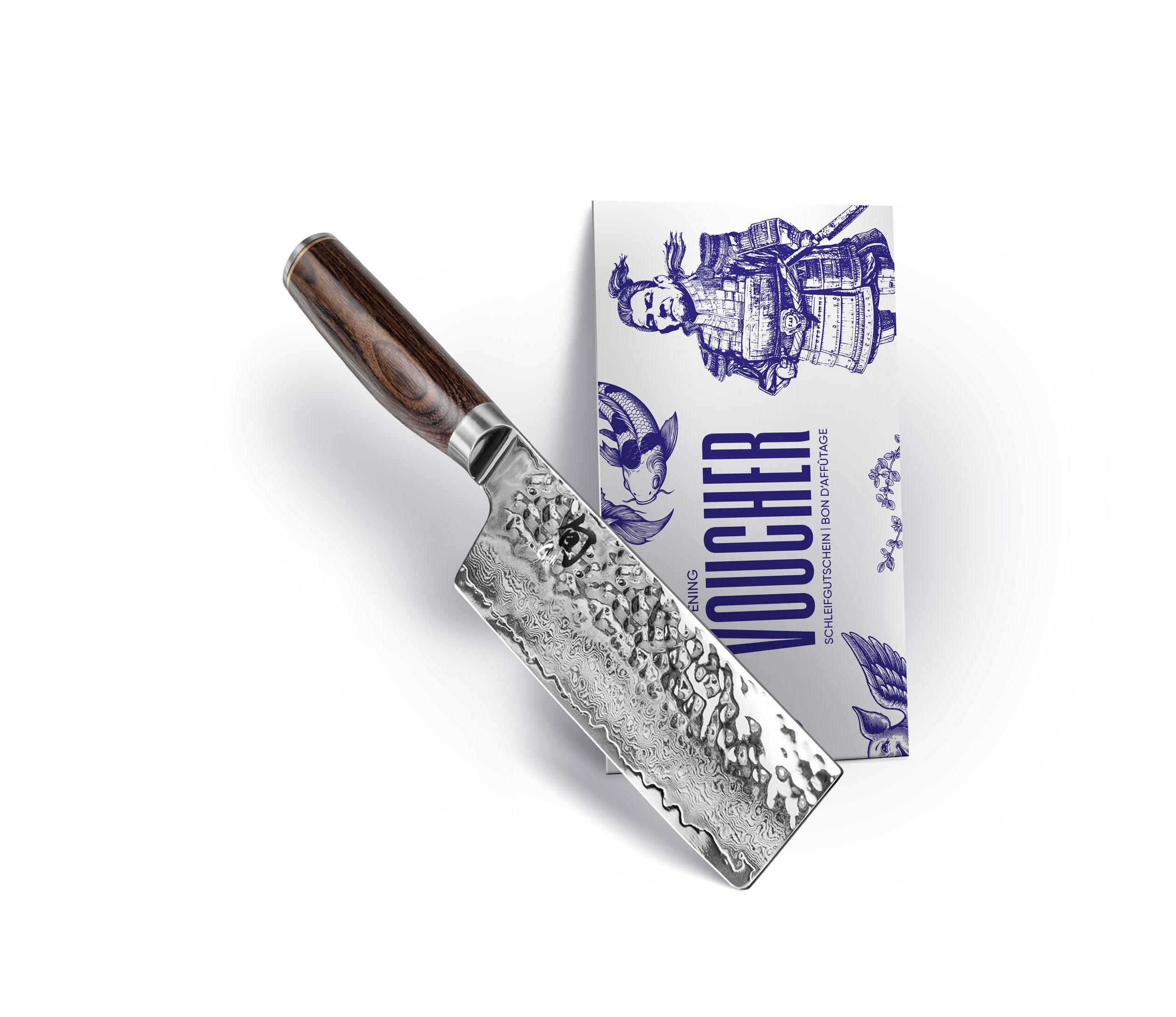 Ein Messer mit Holzgriff und gemusterter Klinge neben einem Gutschein mit einer blauen Samurai-Illustration.