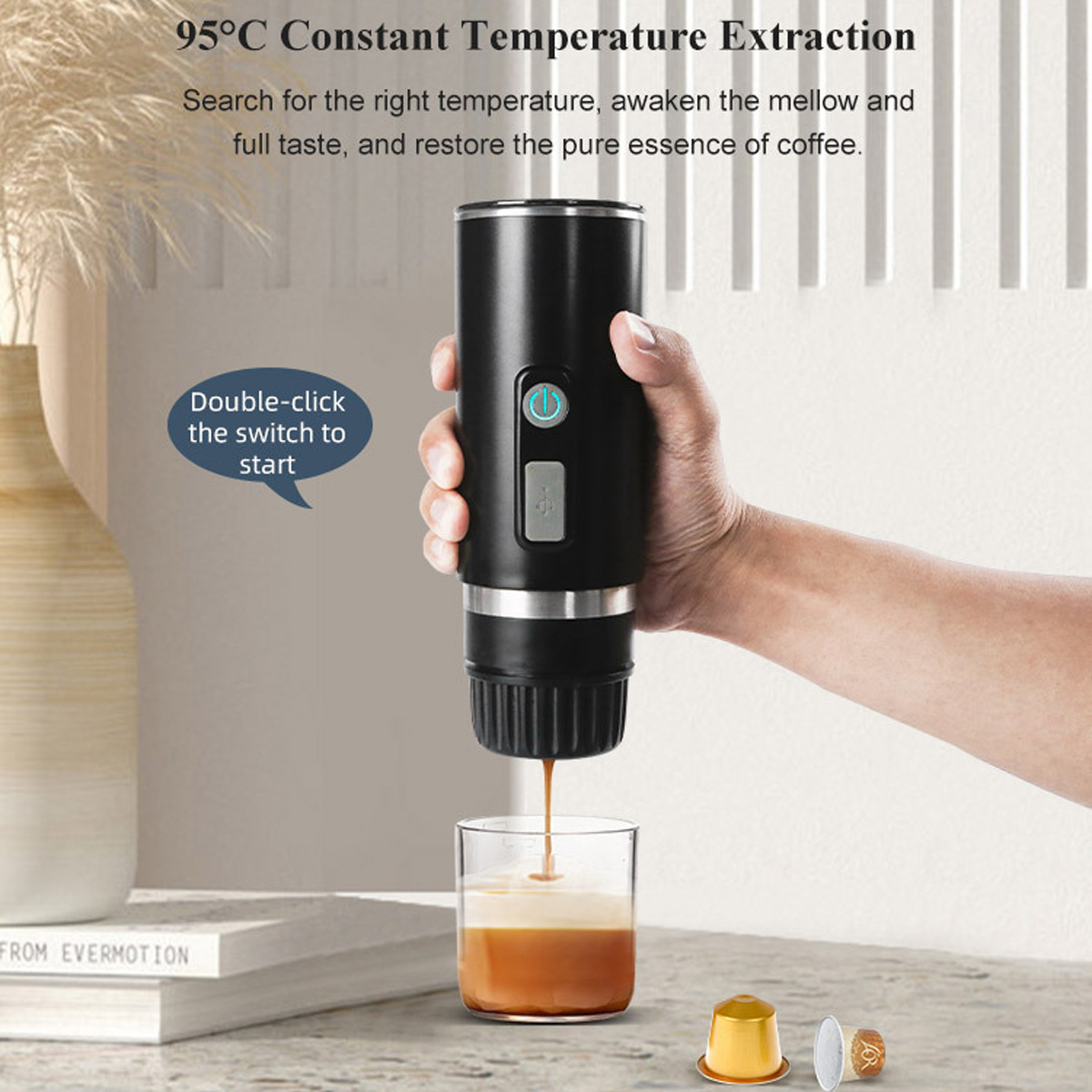 Eine Hand hält einen schwarzen Kaffeezubereiter, der Kaffee in ein Glas abgibt. Kapseln und eine Vase sind im Hintergrund. Anweisungen werden angezeigt.