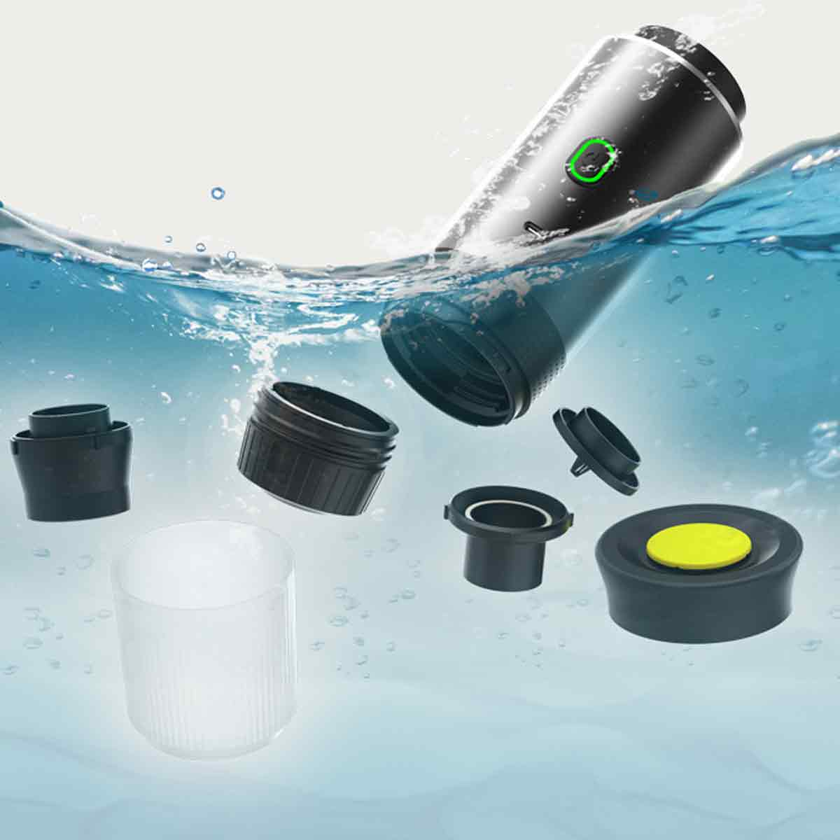 Zerlegter schwarzer Kaffeebereiter unter Wasser. Komponenten umfassen einen zylindrischen Körper, einen durchsichtigen Becher und verschiedene schwarze und gelbe Teile.