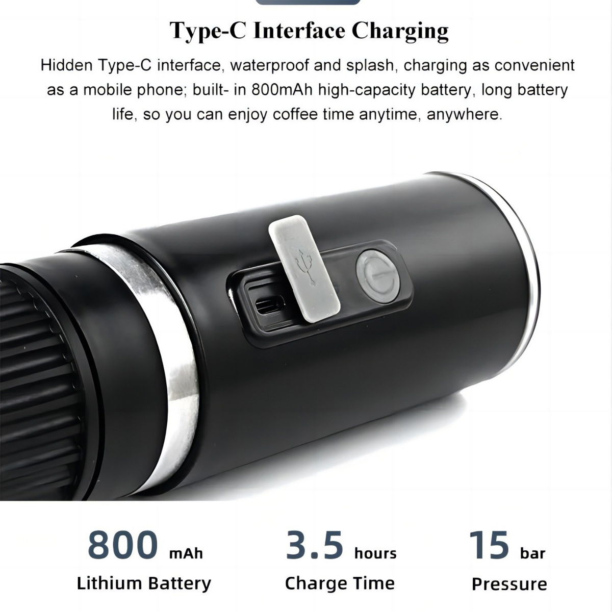 Ein schwarzer Kaffeezubereiter mit Typ-C-Ladeanschluss. Er hat ein silbernes Band und einen grauen Power-Button. Der Text darunter lautet 800 mAh, 3,5 Stunden und 15 bar.