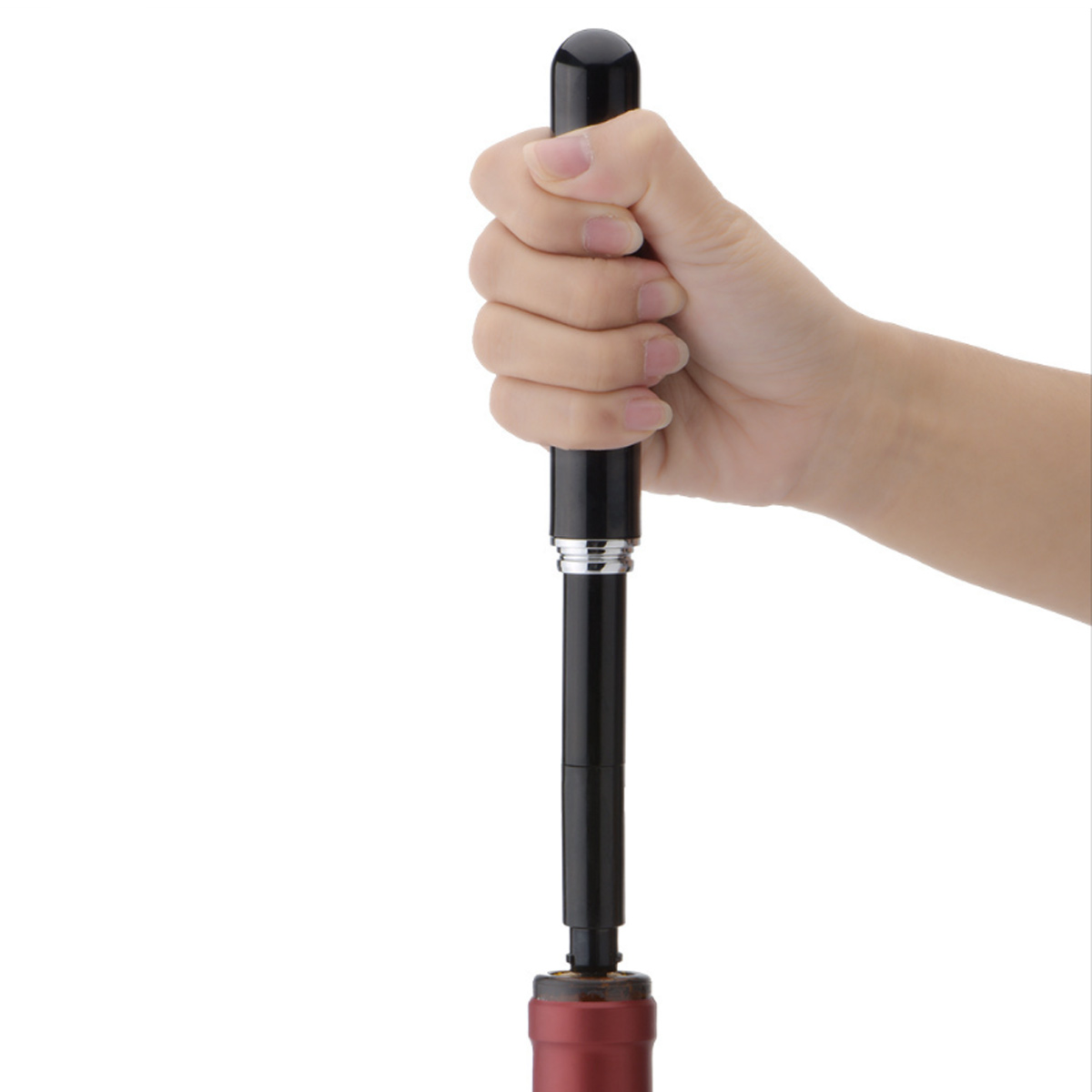 Eine Hand hält einen schwarzen Weinöffner, der in eine rote Weinflasche gesteckt ist. Der Hintergrund ist weiß.