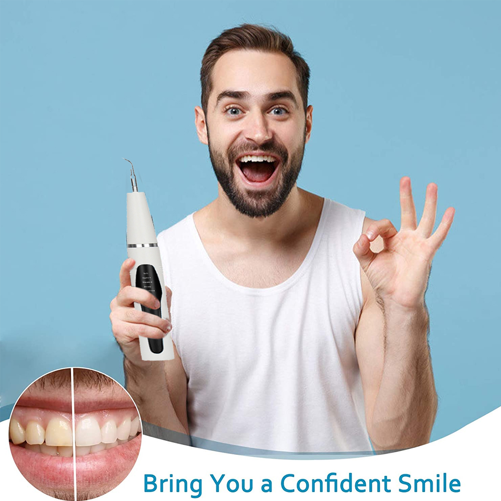 Ein Mann hält ein Zahnsteinentferner, lächelt und zeigt eine 'OK'-Geste. Vorher/Nachher-Zahnbild und Text 'Bring You a Confident Smile'.