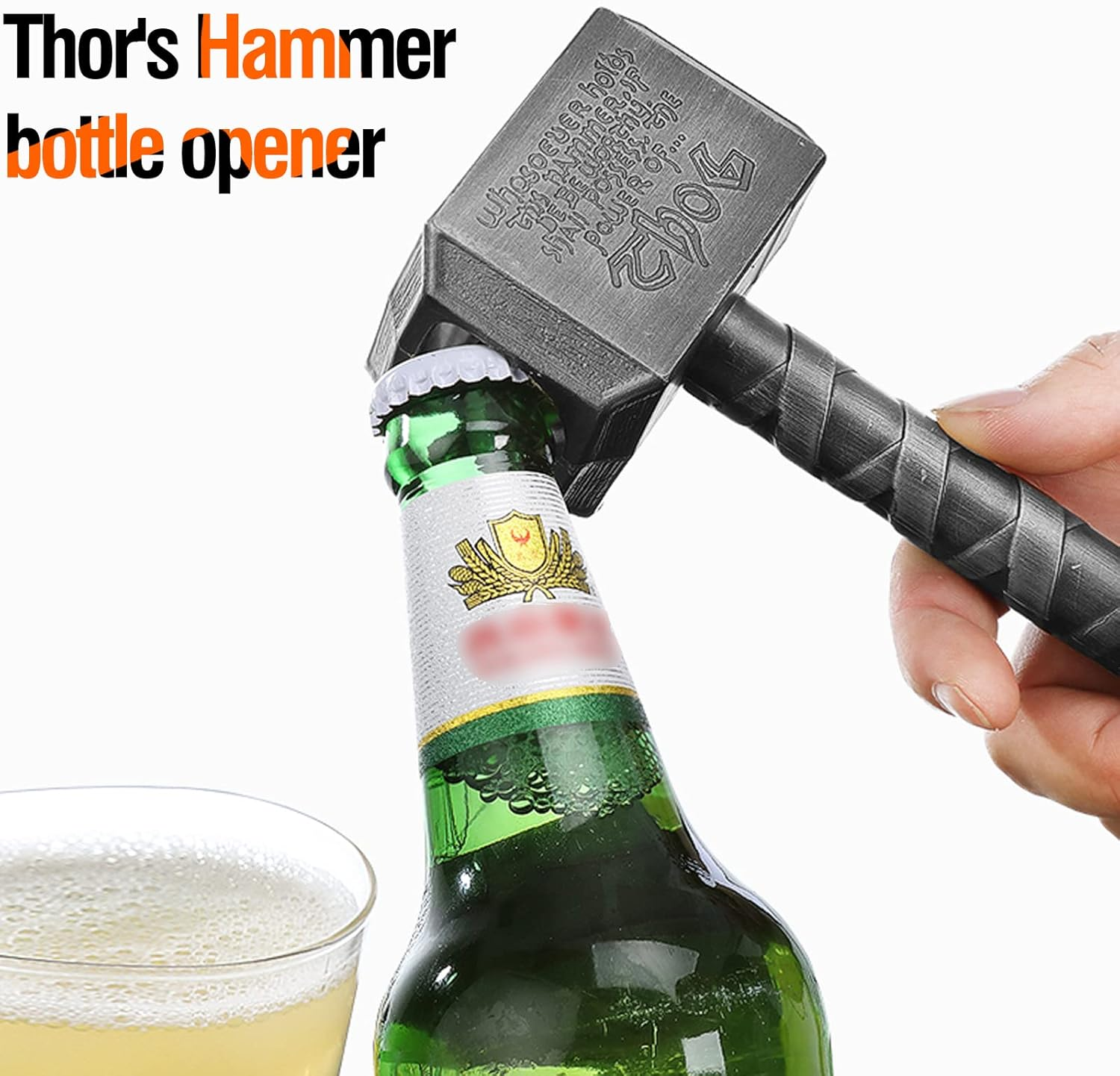 Eine Hand öffnet eine Bierflasche mit einem Thor's Hammer Flaschenöffner. Ein Bierglas ist im Vordergrund. Text: 'Thor's Hammer Flaschenöffner'.