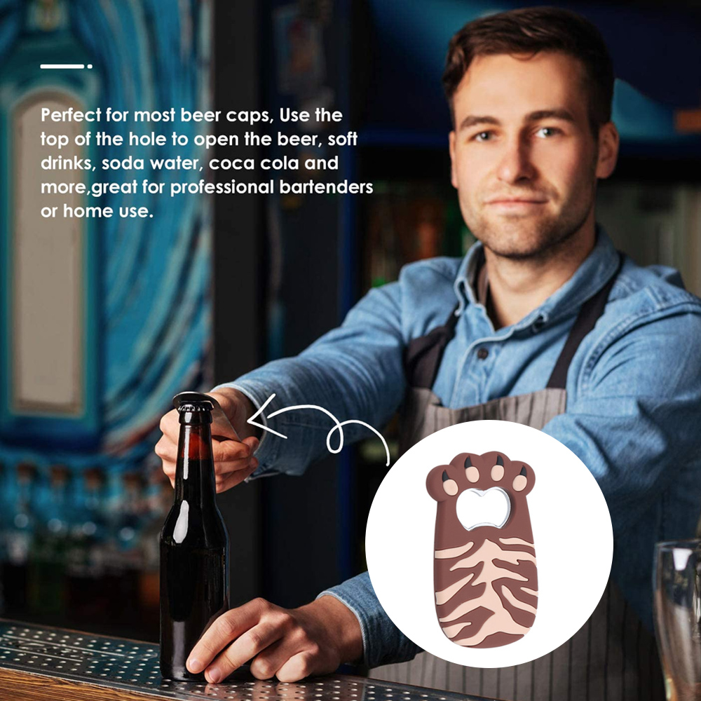 Ein Barkeeper öffnet eine Bierflasche mit einem pfotenförmigen Öffner. Der Öffner ist braun mit hellbraunen Streifen.