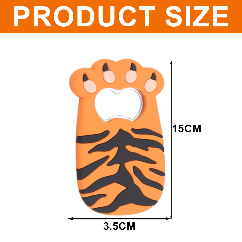 Ein tigerpfotenförmiger Flaschenöffner. Er ist orange mit schwarzen Streifen. Die Abmessungen sind 15 cm hoch und 3,5 cm breit.